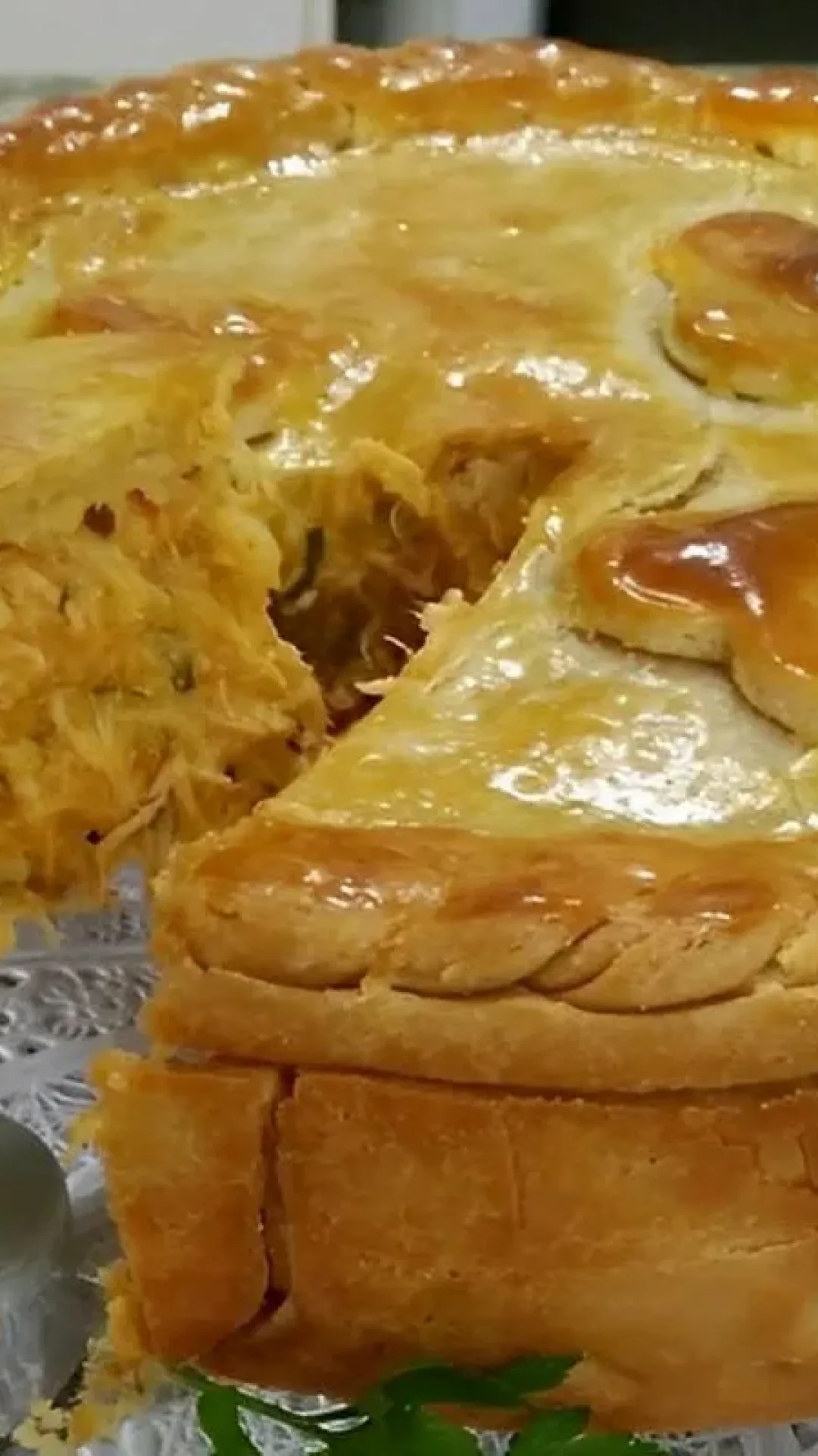 Empadão de massa podre que a massa derrete na boca com recheio delicioso e fácil de preparar