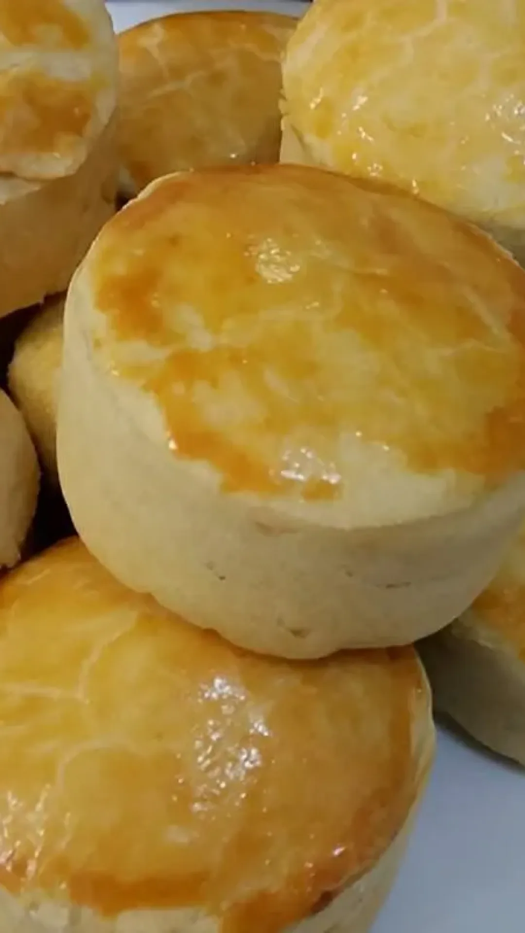 Empadinha de frango fácil com massa que desmancha na boca e recheio de catupiry