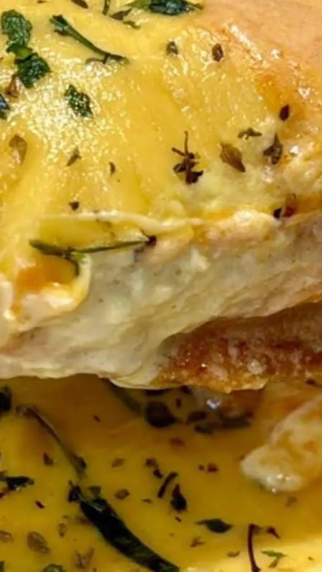 Enroladinho de frango prático e recheado que fica perfeito para servir no lanche