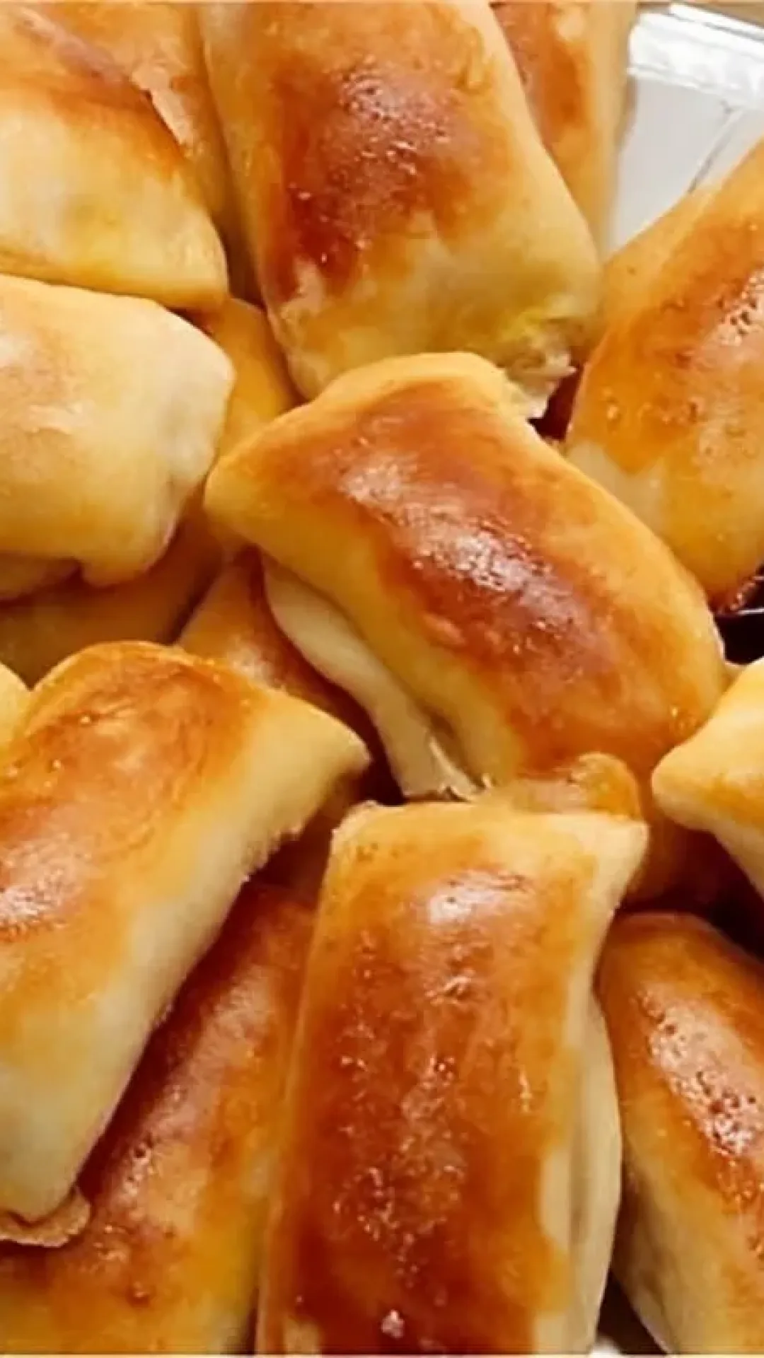 Enroladinho de presunto e queijo assado um lanche fácil e prático para sua tarde