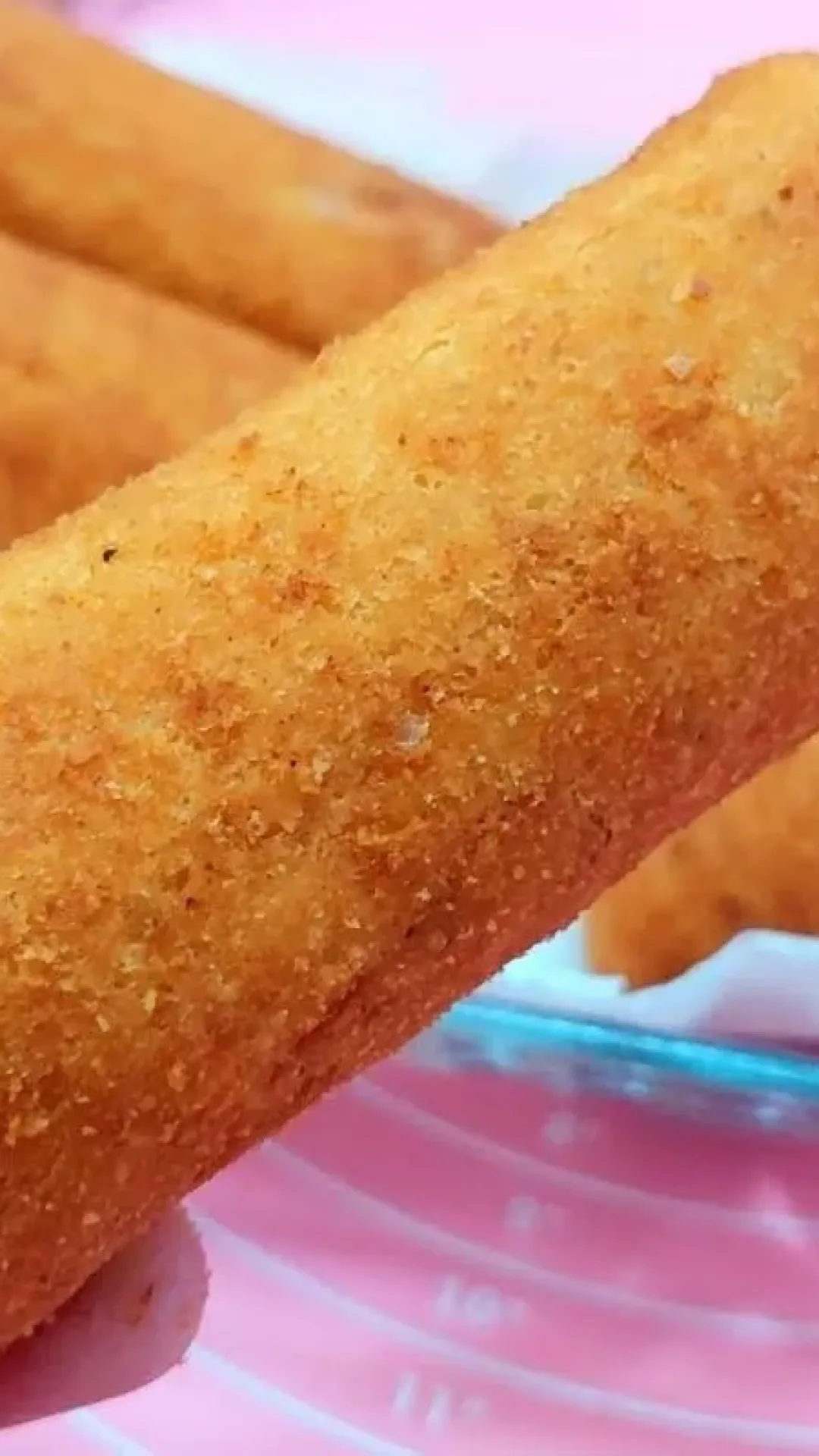 Enroladinho de presunto e queijo com massa caseira e sabor de padaria