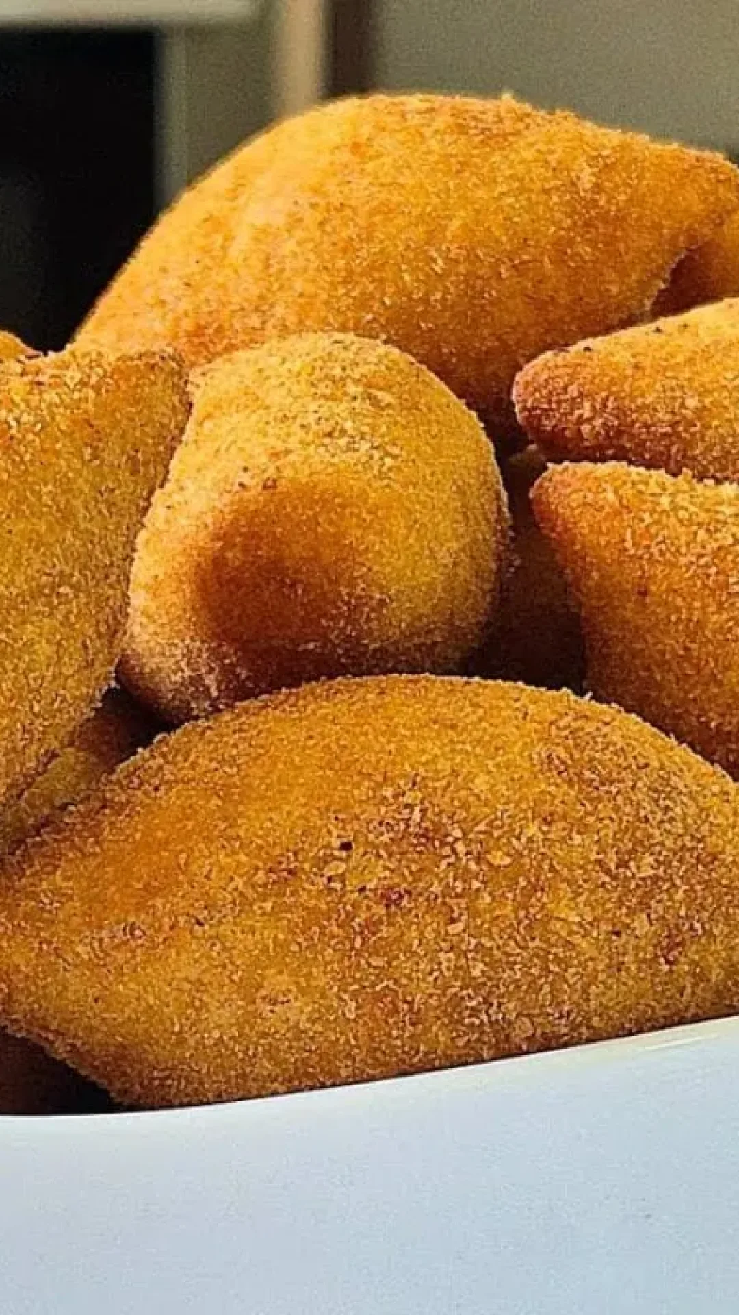 Enroladinho de presunto e queijo: essa massa é tão boa que dá certo com qualquer salgado frito