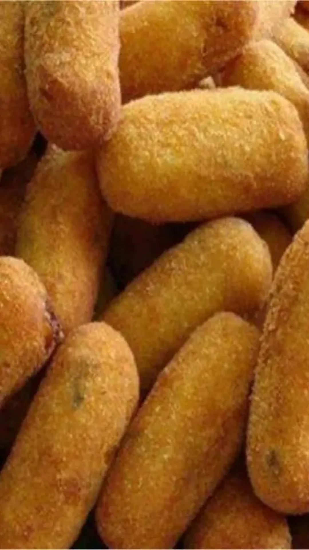 Enroladinho de salsicha frito um salgadinho barato muito fácil e delicioso