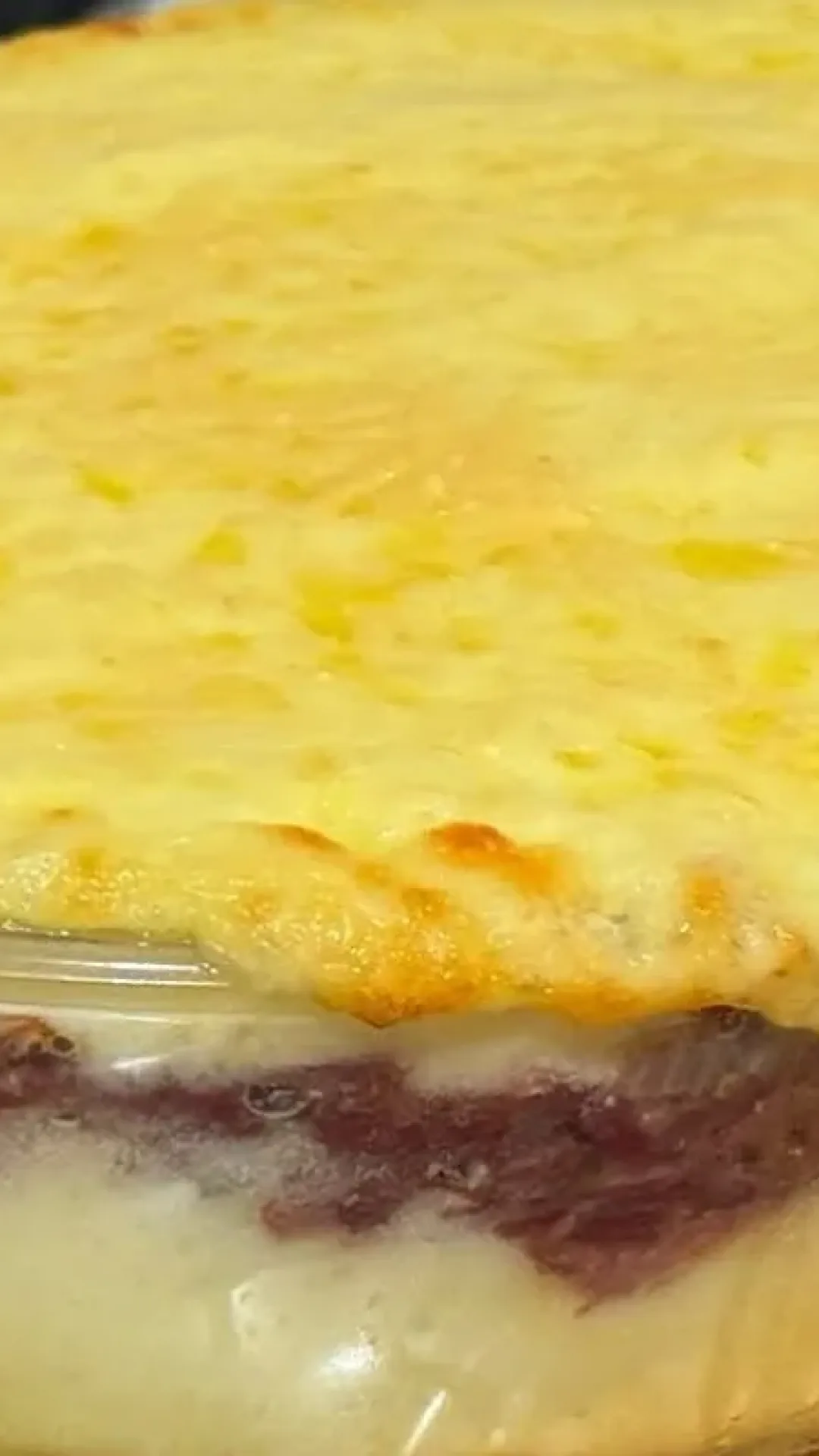 Escondidinho de carne seca gratinado com purê cremoso e recheio bem super suculento