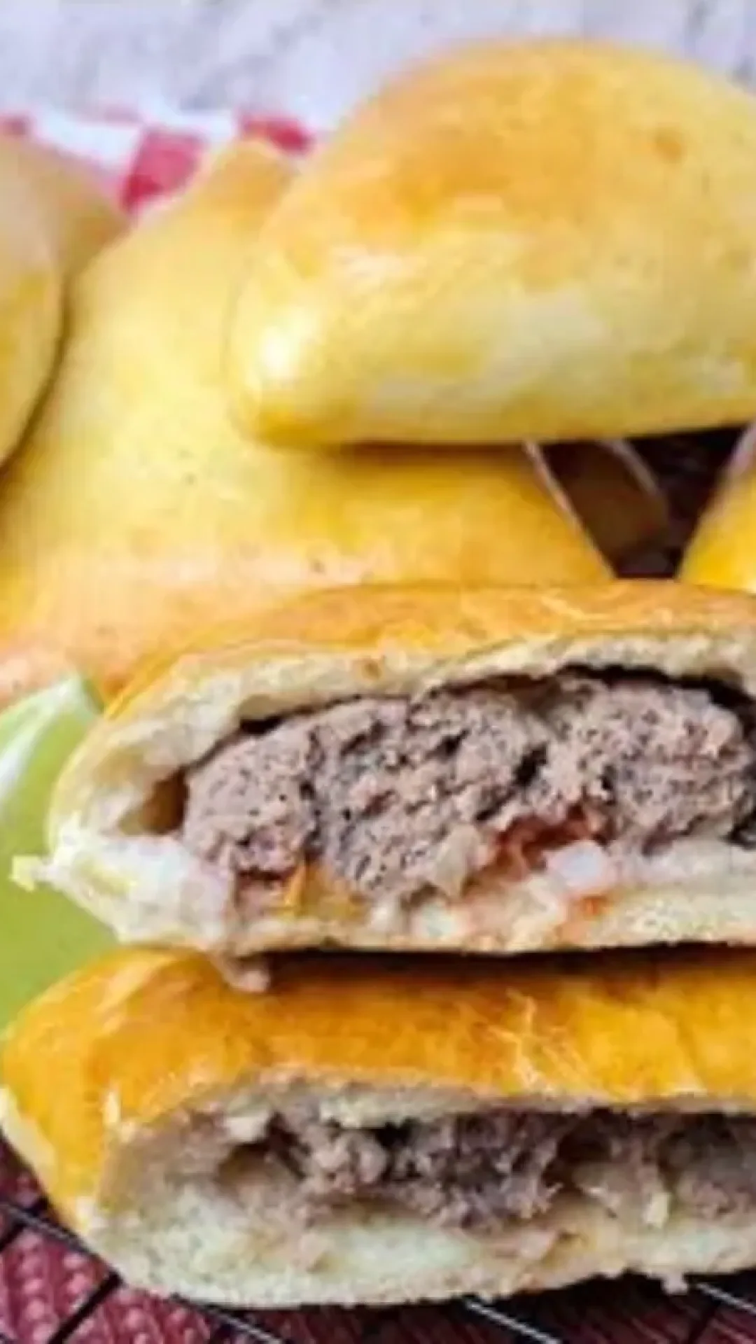 Esfiha de carne com massa fofinha e recheio molhadinho igual aquela que você compra na lanchonete