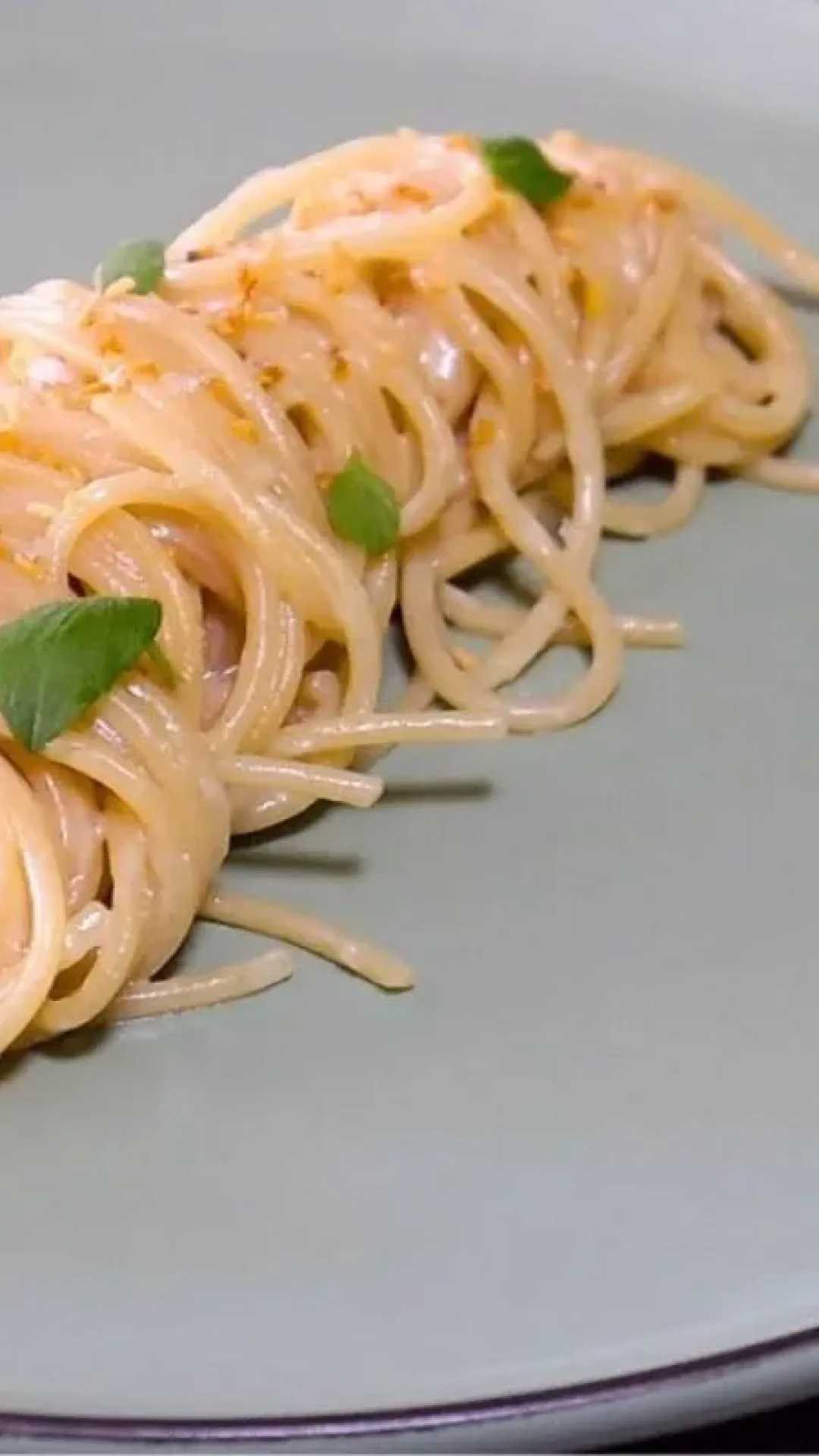 Espaguete com pasta de alho: um prato simples de fazer mas carregado de sabor