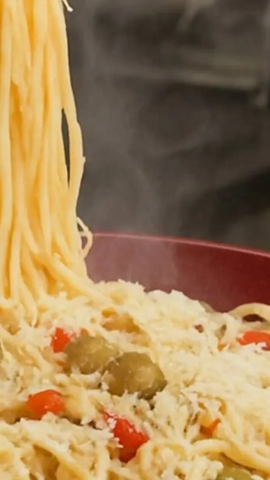 Espaguete cremoso com parmesão: receita de restaurante para seu almoço de domingo