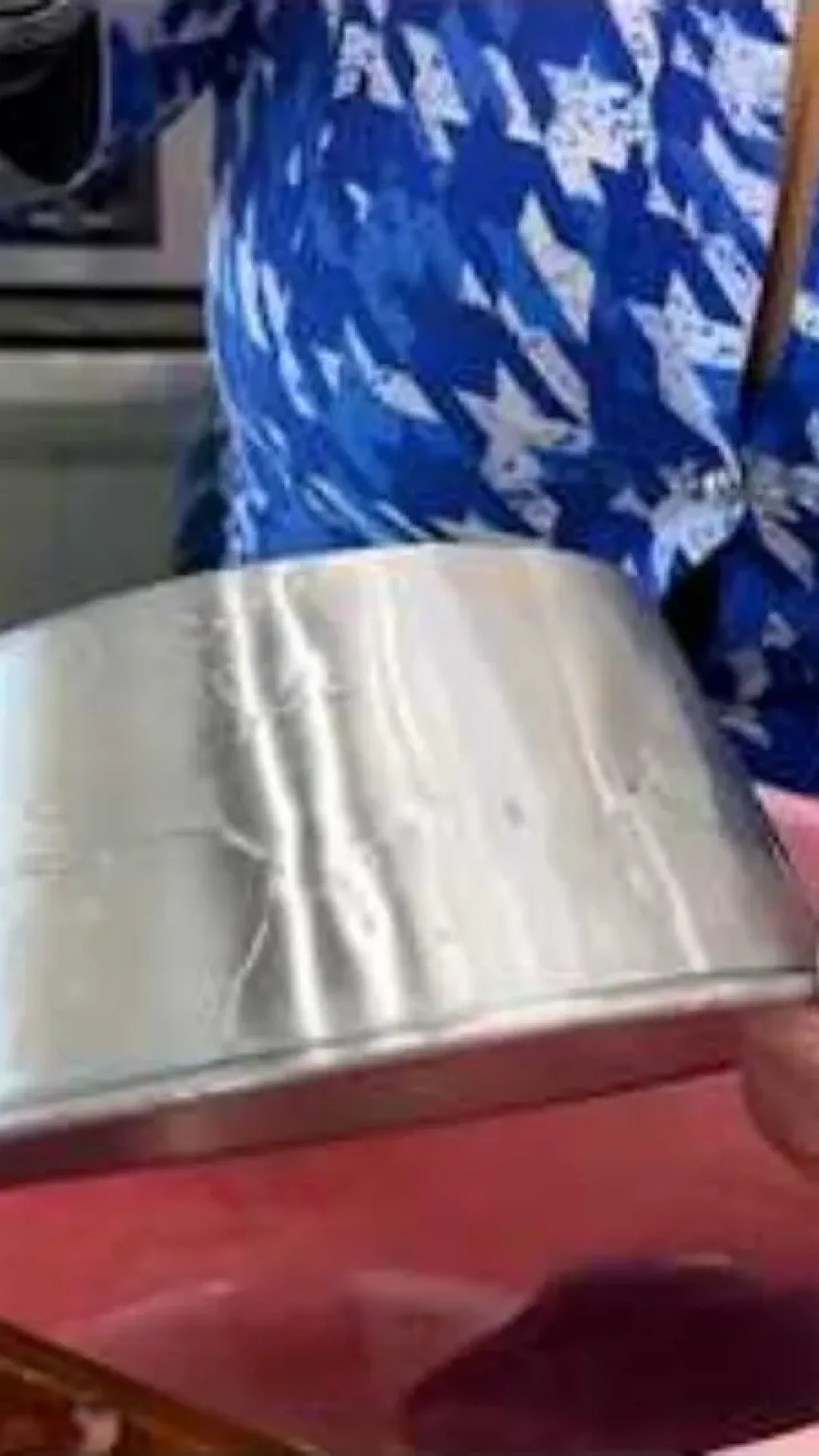 Essa pasta de brilho caseira deixou minhas panelas queimadas parecendo um espelho