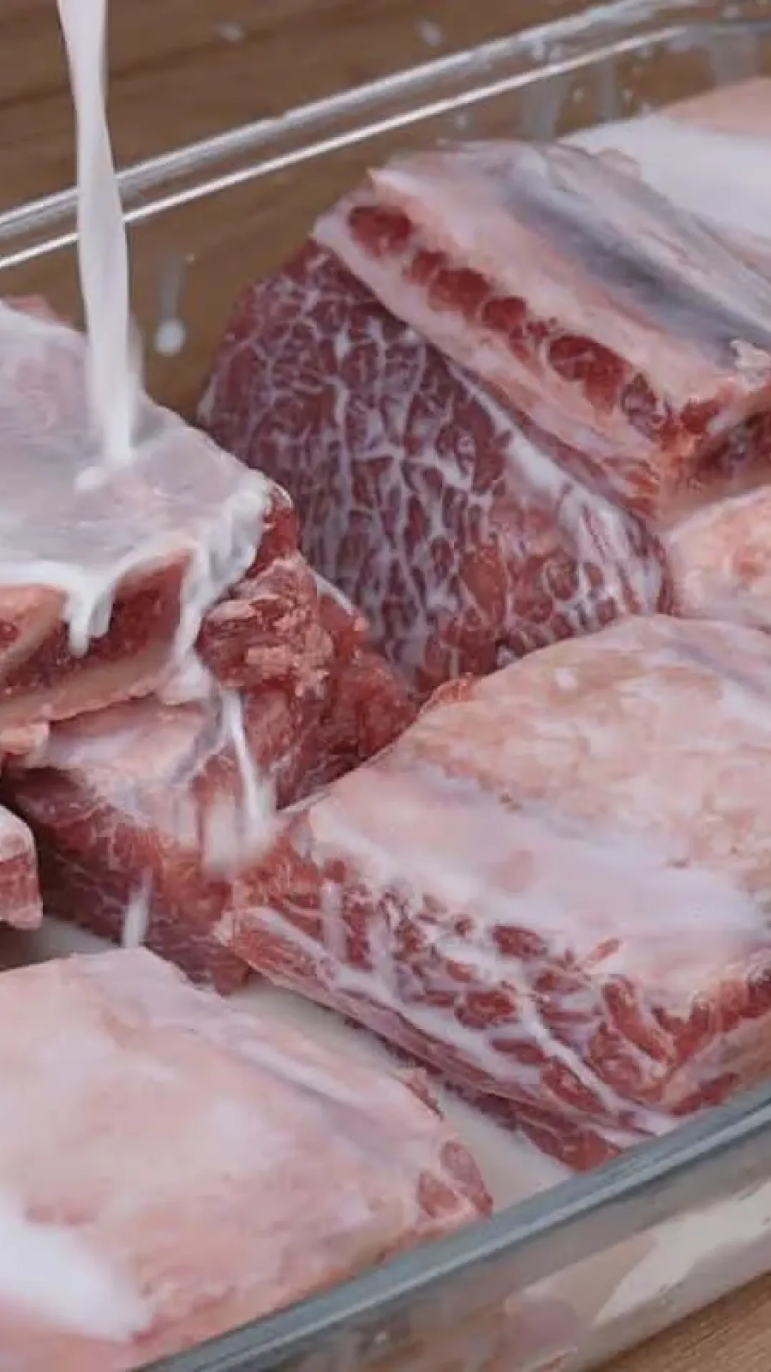 Esse é o melhor jeito de fazer costela assada no forno chega a soltar do osso