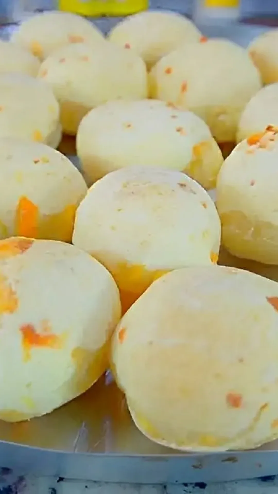 Esse pão de queijo tem um ingrediente secreto que não deixa murchar e fica sempre crocante