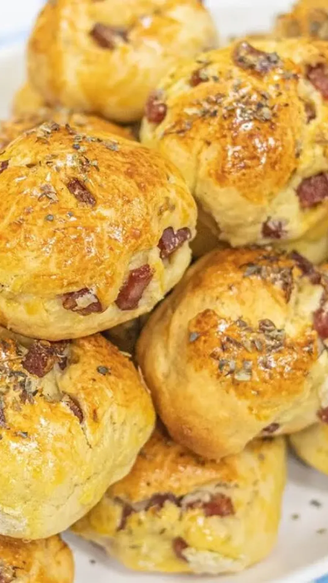 Esse pãozinho de calabresa fica irresistível e é impossível comer um só