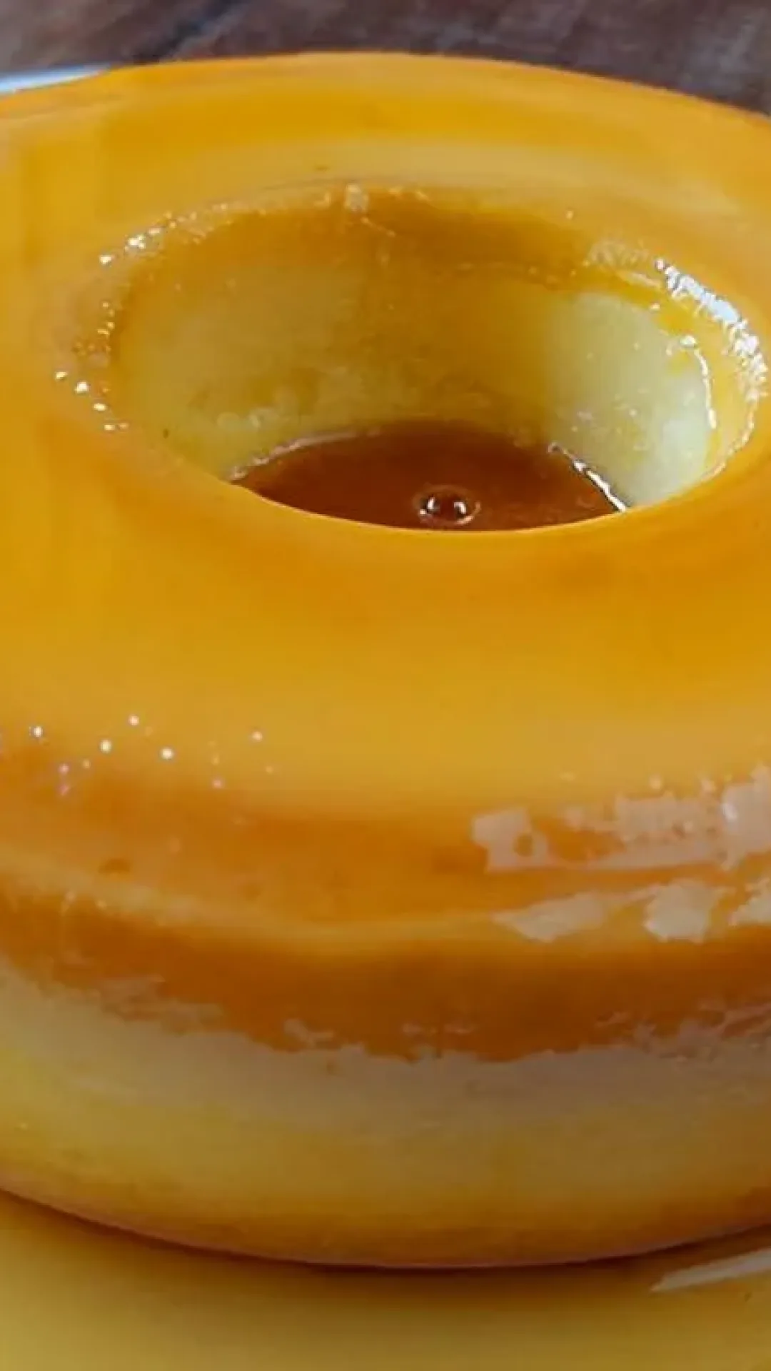 Esse pudim de leite condensado ficou pronto em 20 minutos sem forno e sem gelatina
