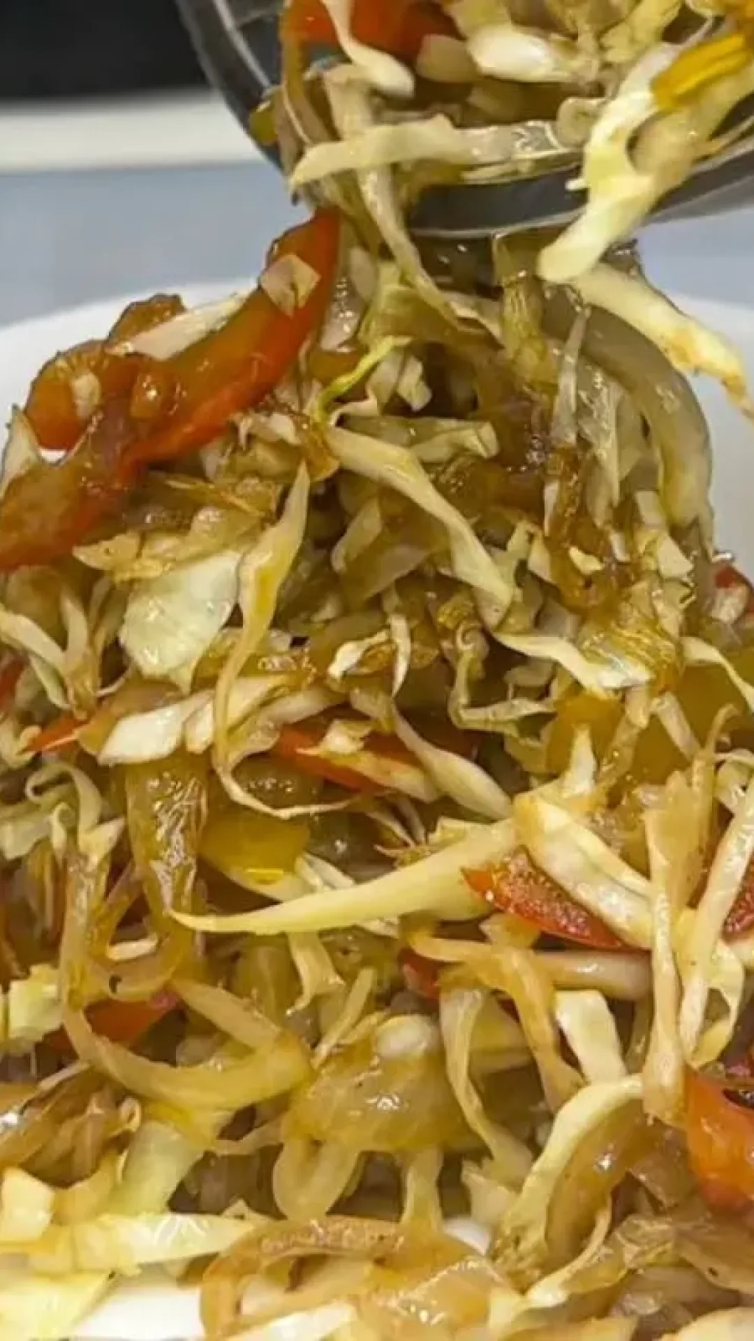 Experimente esse repolho refogado diferente e muito saboroso para seu almoço
