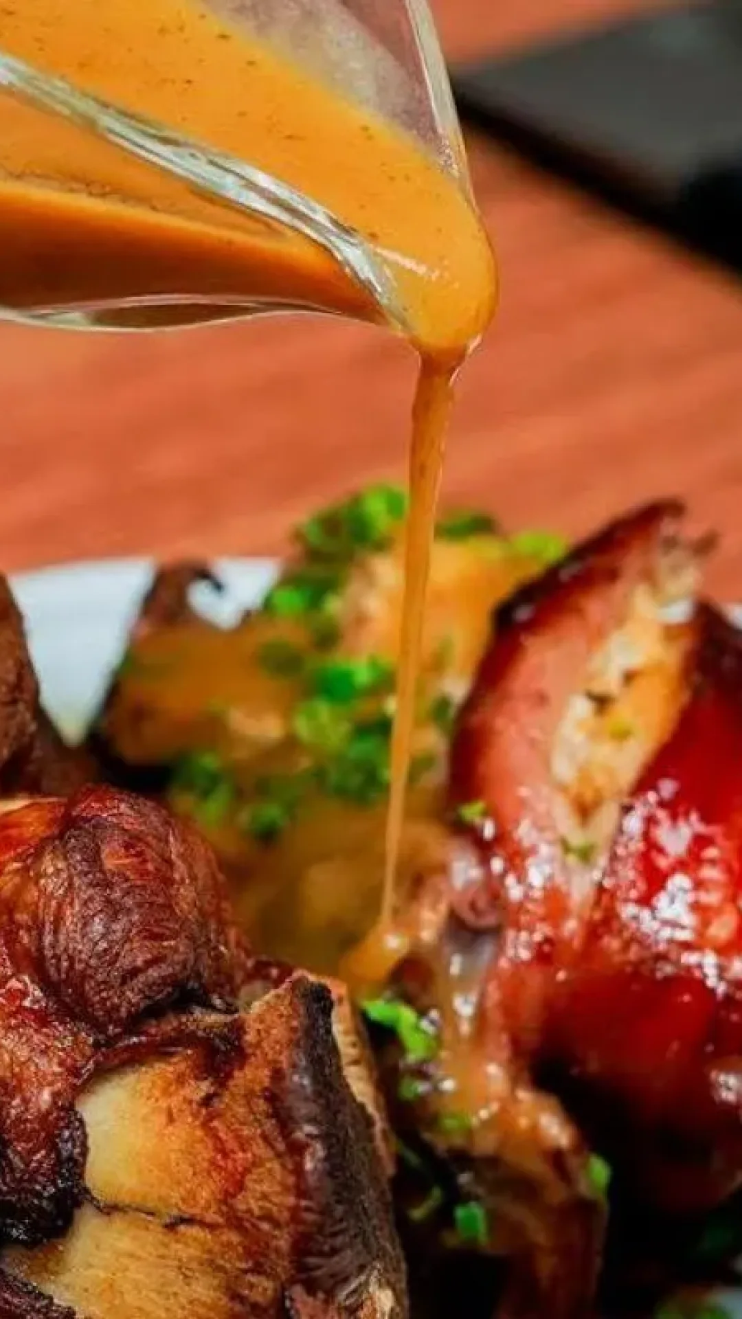Faça um joelho de porco para o Natal com uma receita barata e bem fácil de preparar