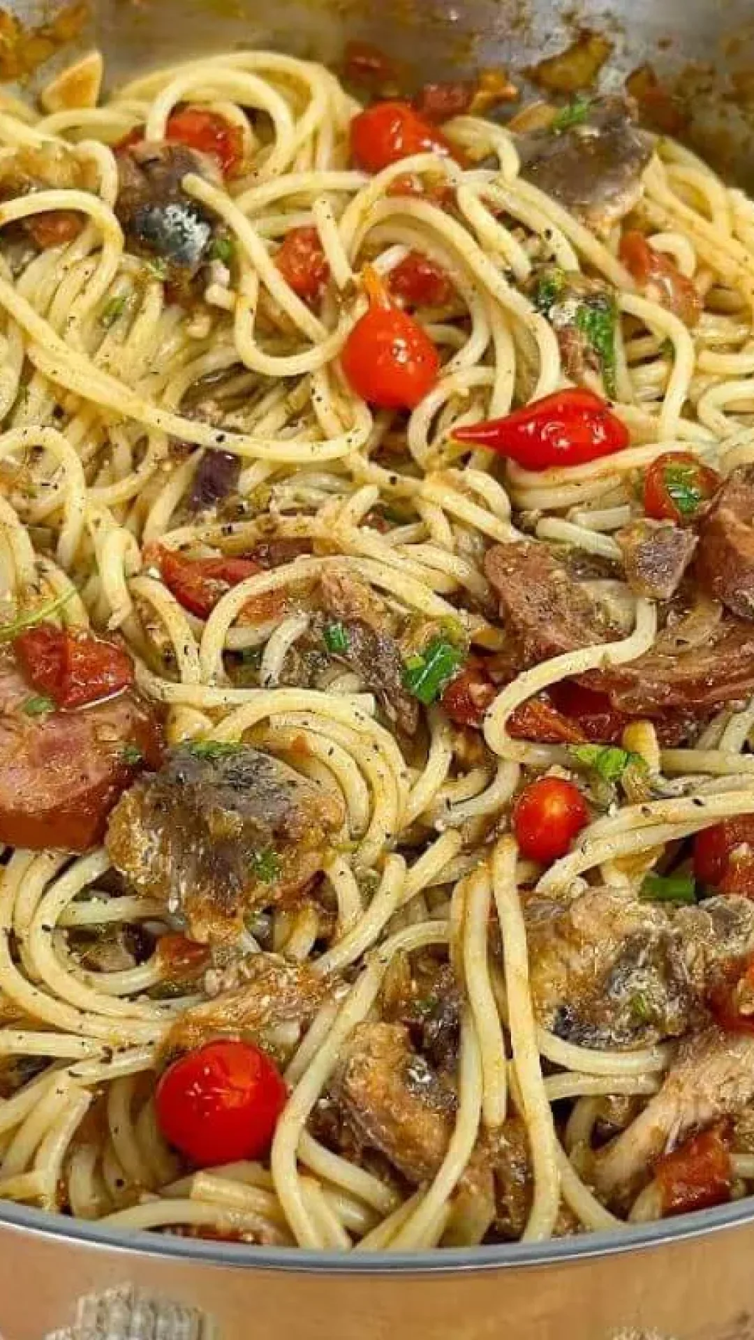 Faça uma almoço barato e fácil com essa macarronada de sardinha mega saborosa