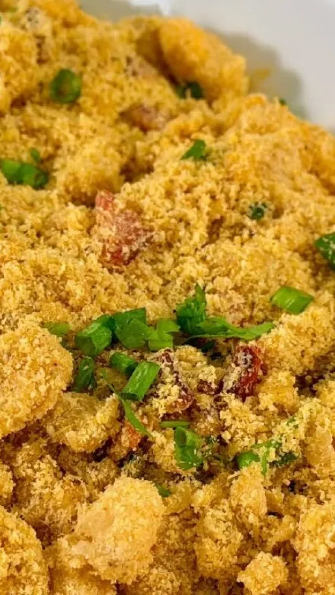 Farofa de abacaxi com bacon: o acompanhamento perfeito para o seu churrasco que mistura o doce da fruta com o salgado do bacon