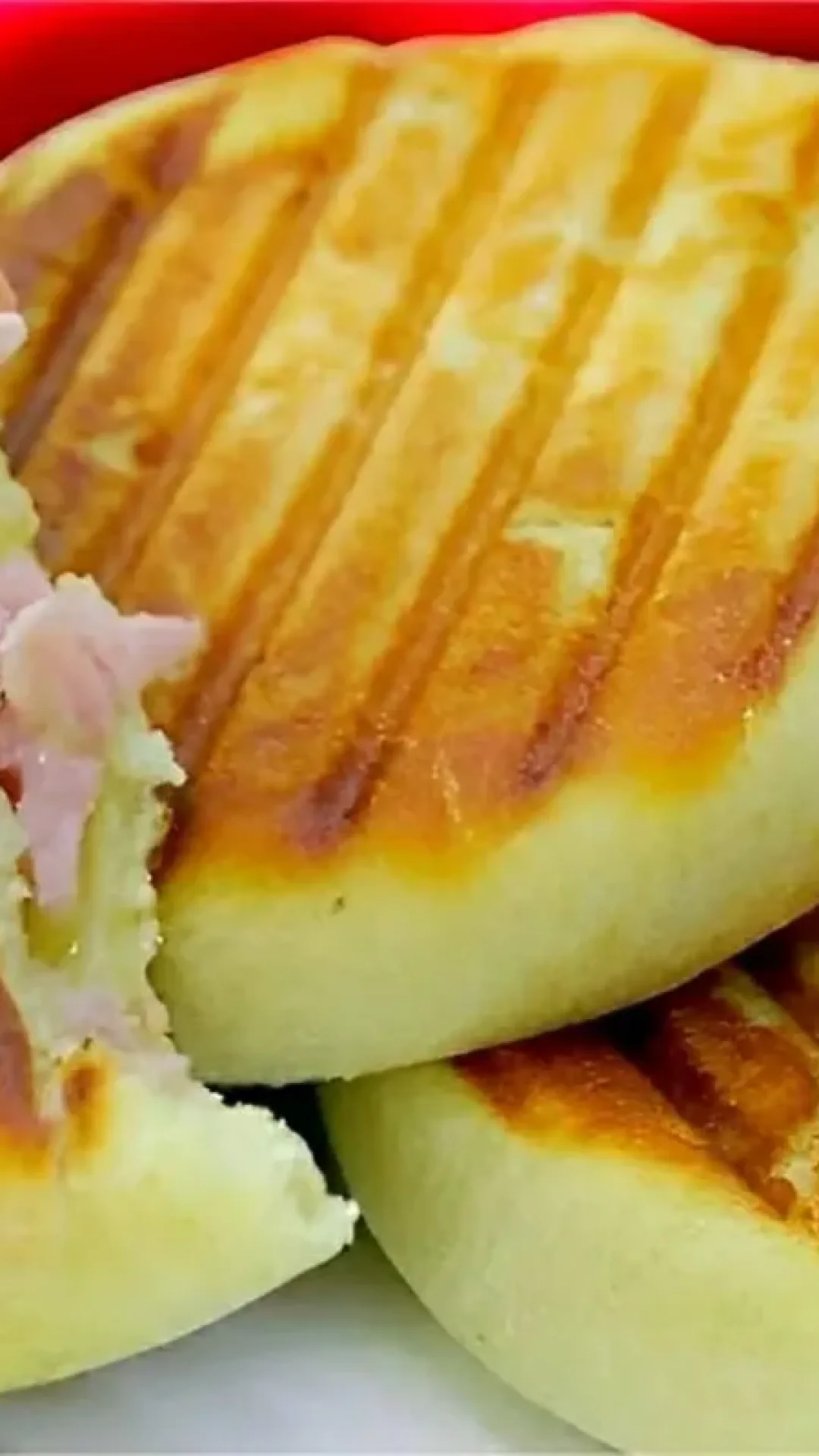 Fiz esse lanche sem forno recheado com presunto   e queijo em 5 minutinhos