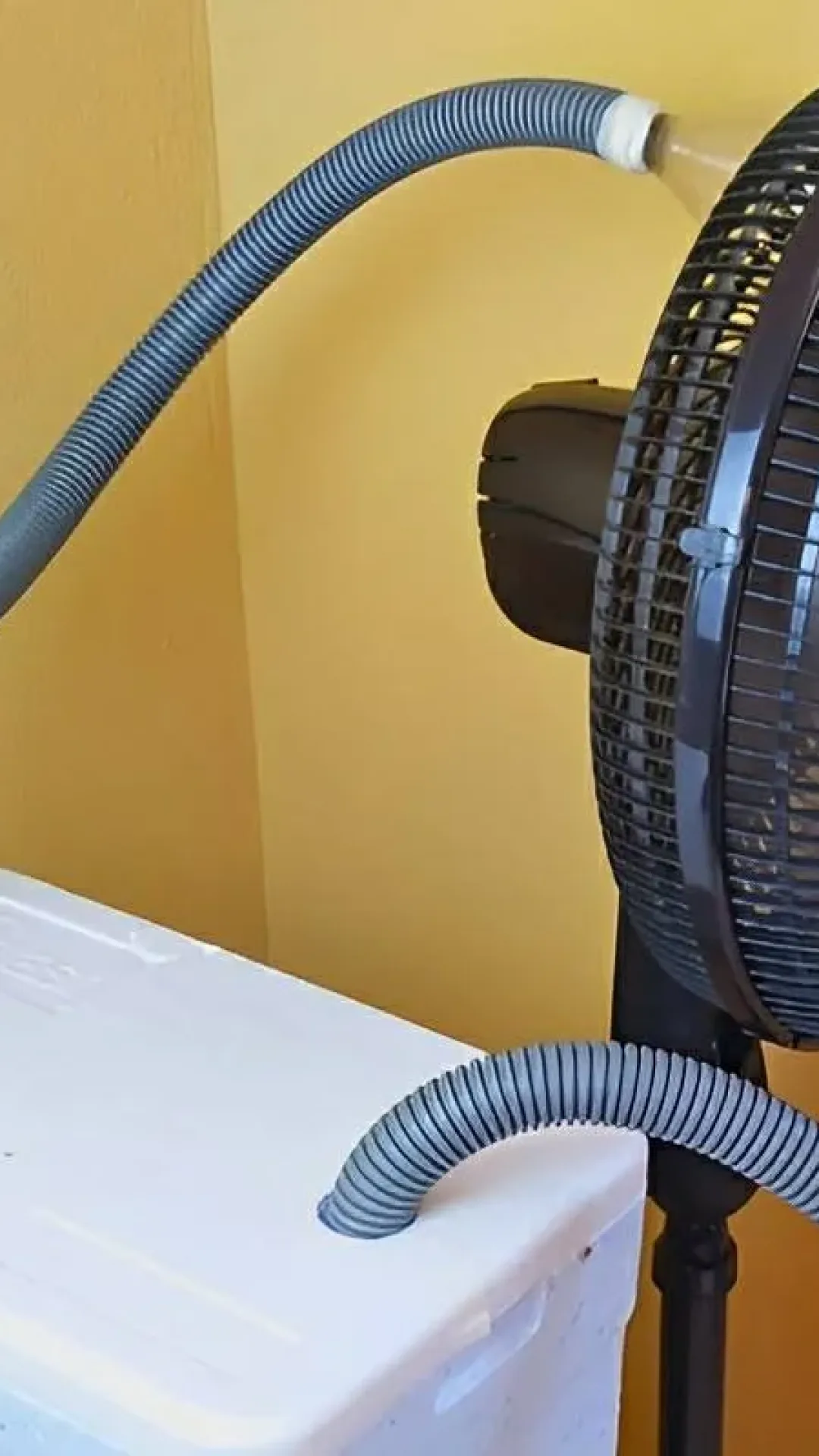 Fiz um ar condicionado caseiro potente usando ventilador e isopor que gelou todo meu quarto