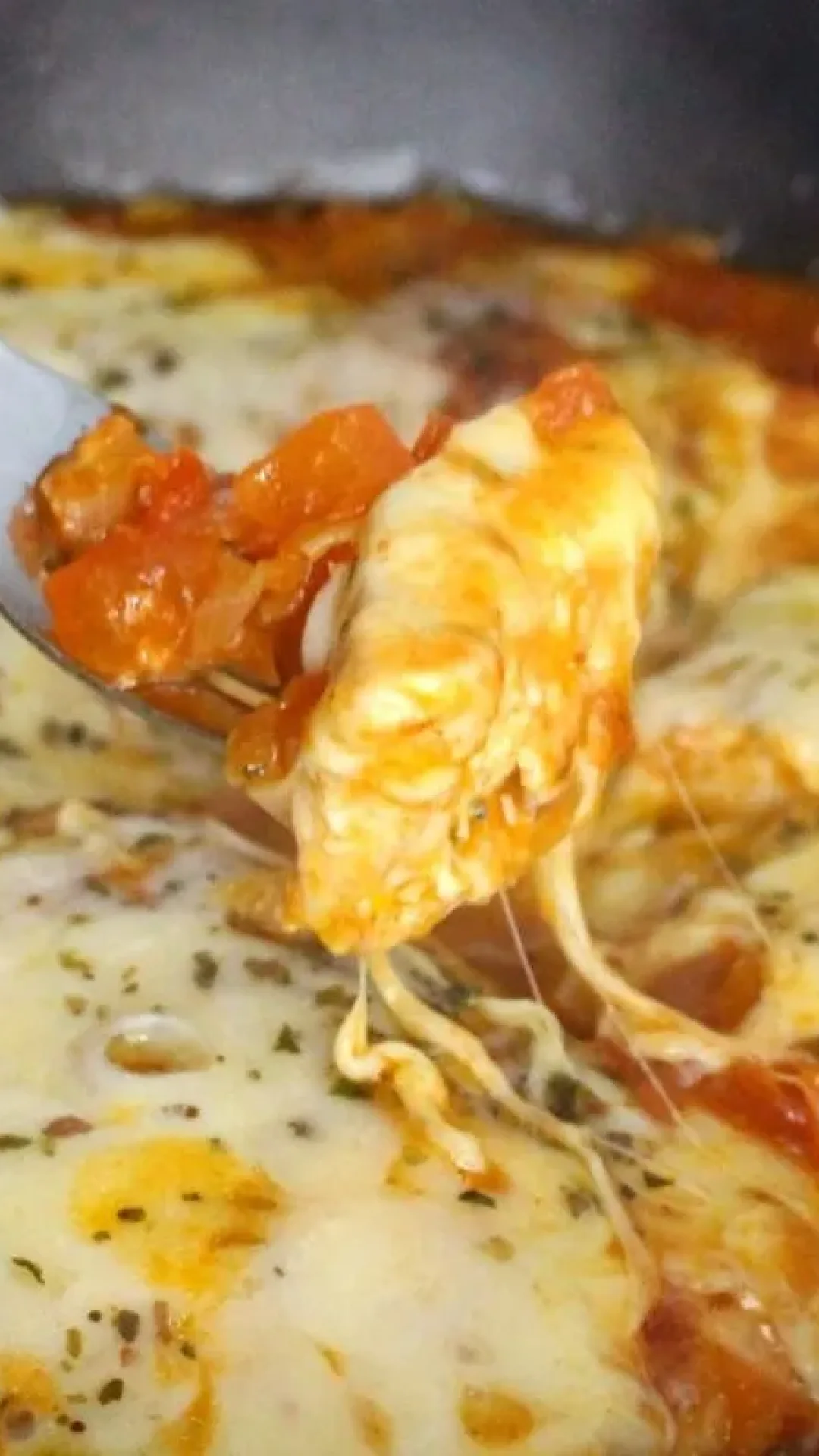 Frango à pizzaiolo de forno fácil e suculento: mistura de sabores que lembra pizza caseira