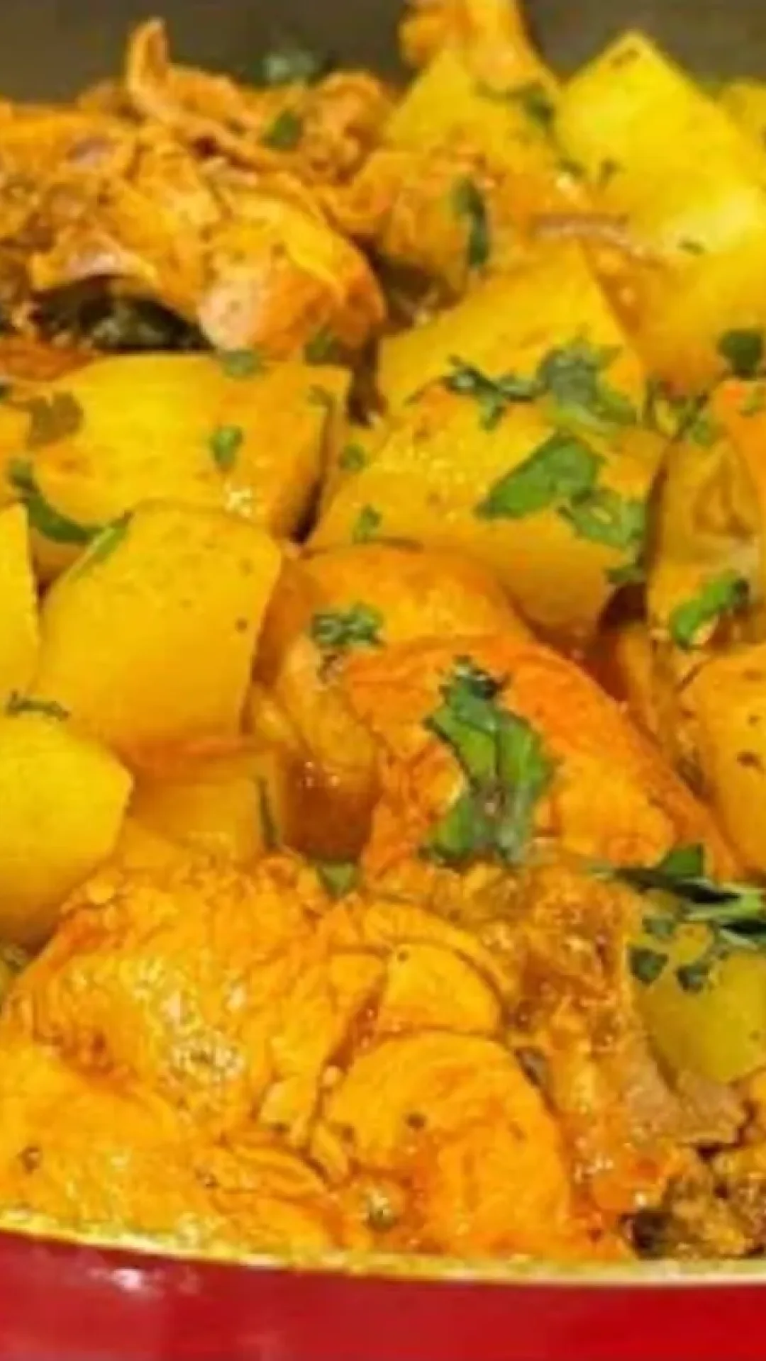 Frango ao molho com batatas suculento e muito gostoso para o seu almoço de fim de ano