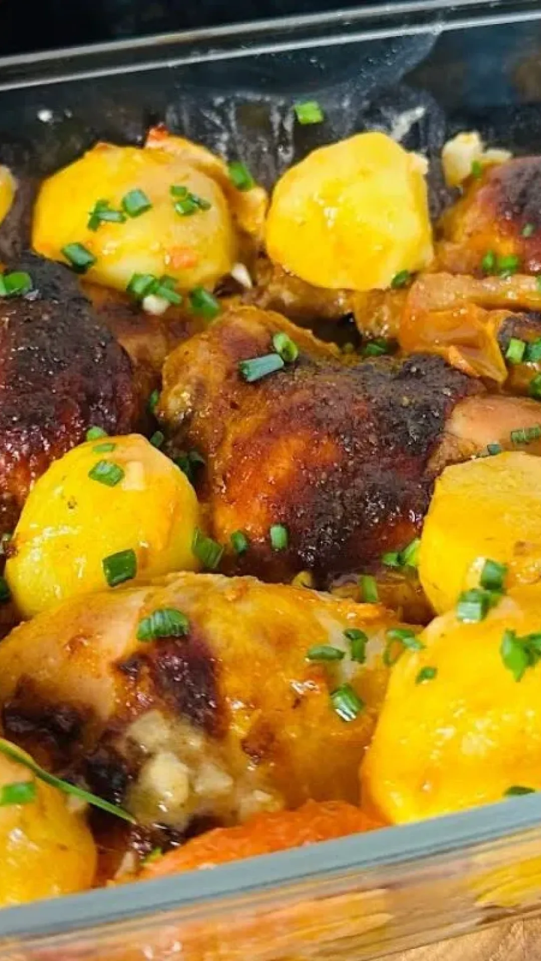 Frango assado com batata bem suculento e douradinho, para uma refeição completa e inesquecível