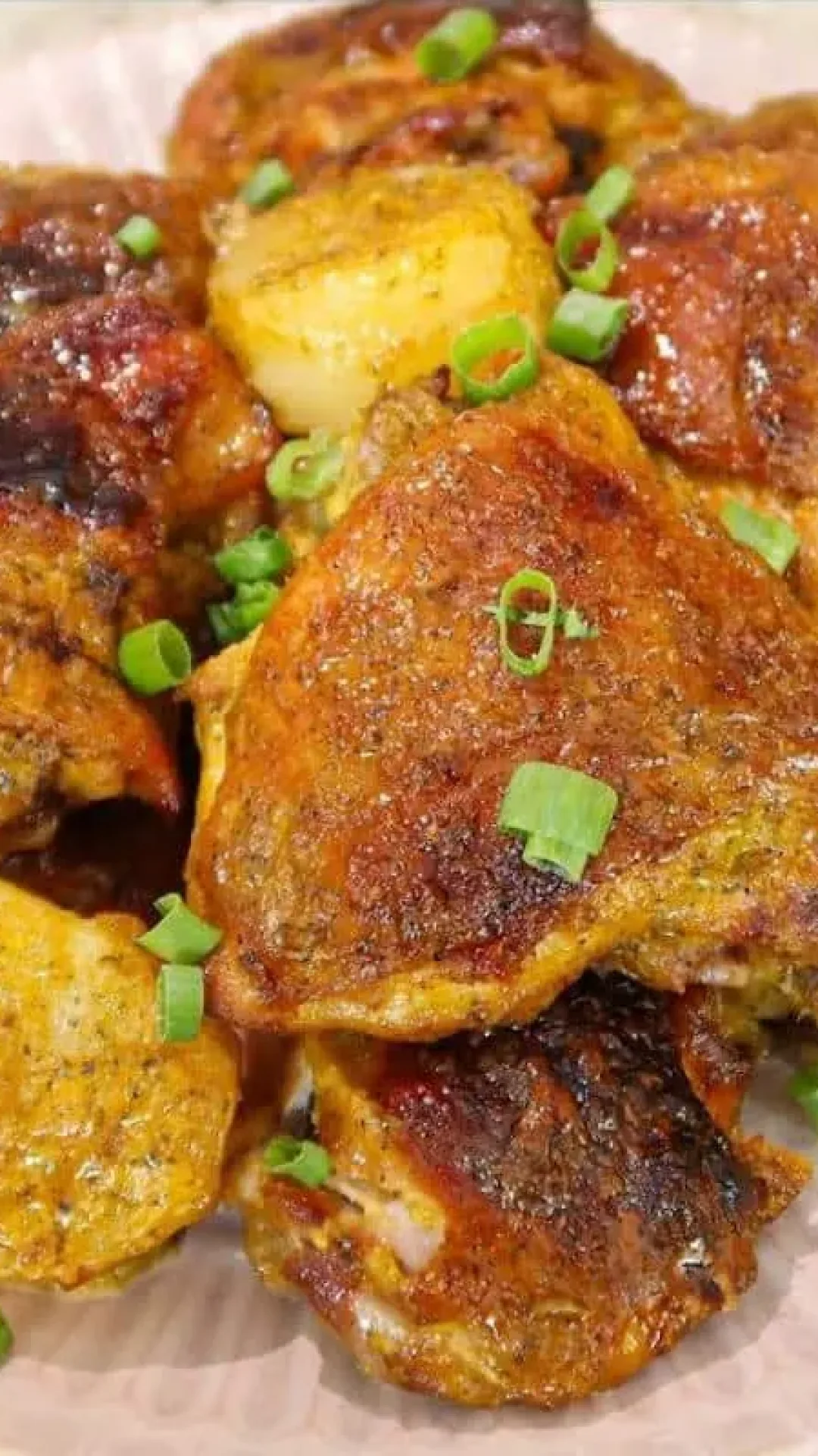 Frango assado com batata muito suculento para você servir no seu almoço de domingo