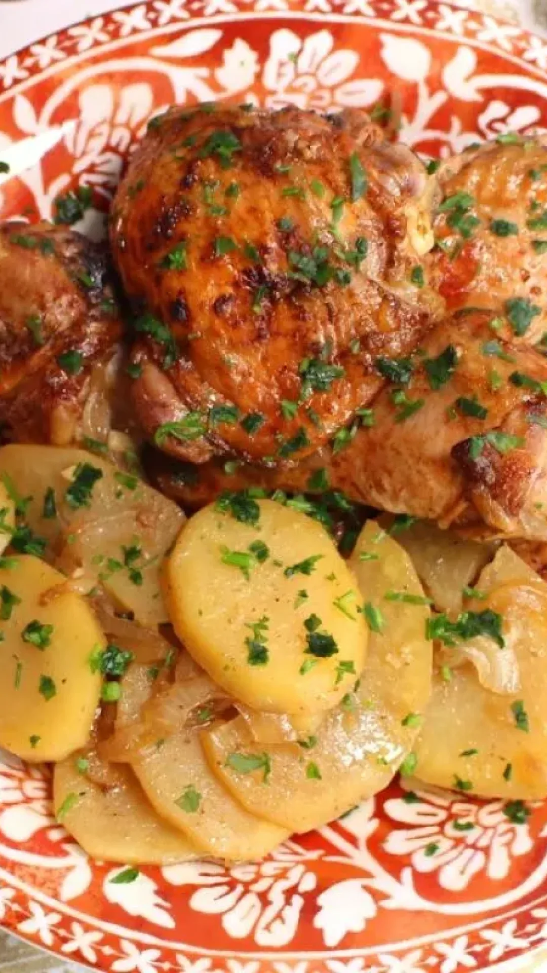 Frango assado, com uma marinada perfeita para deixar a carne muito suculenta e bem temperada