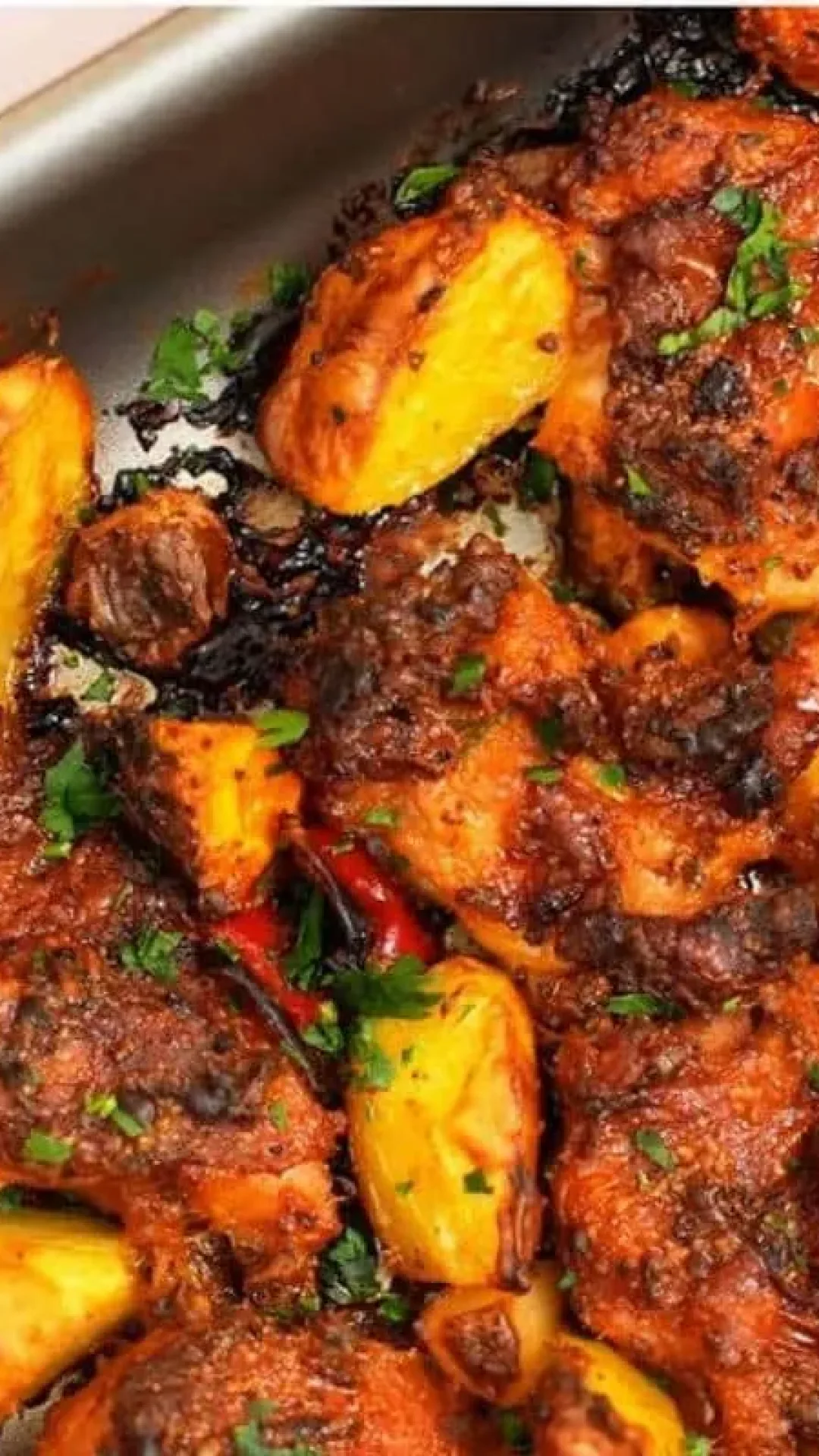 Frango assado de domingo com batatas gostoso e não fica ressecado