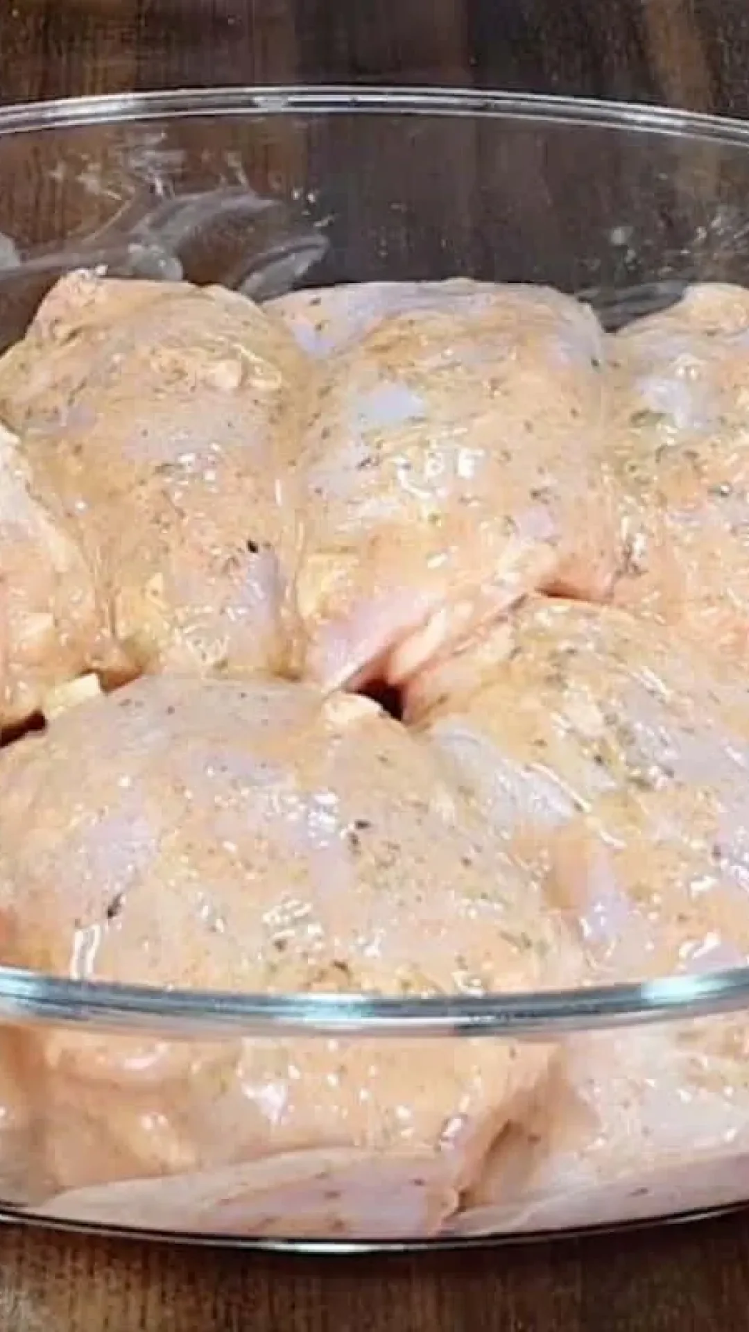 Frango assado na maionese muito fácil de fazer fica molhadinho e suculento