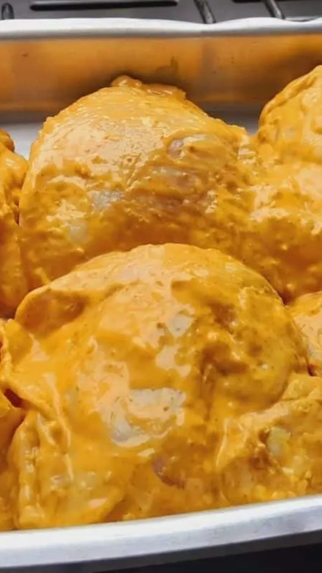 Frango assado na maionese para garantir uma carne macia e muito suculenta