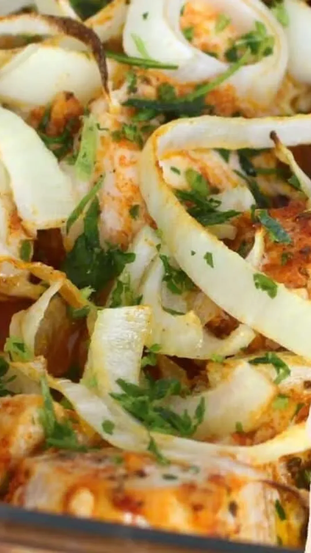 Frango assado na manteiga, que fica delicioso, suculento e douradinho, com um preparo prático