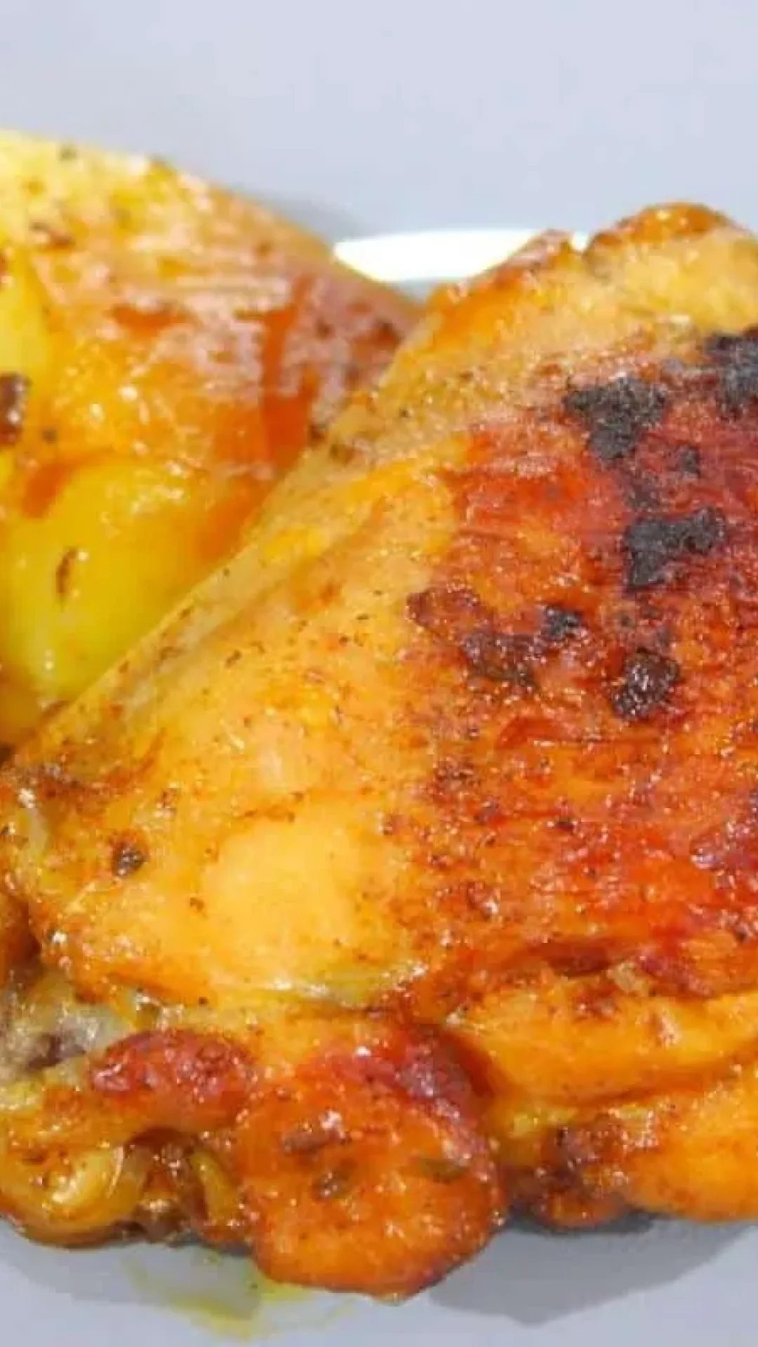 Frango assado na panela que fica muito gostoso e combina com qualquer dia da semana