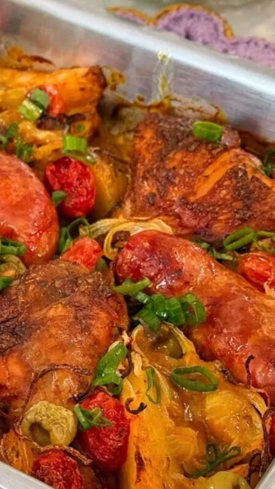 Frango assado suculento igual de restaurante que ainda é fácil com essa receita infalível
