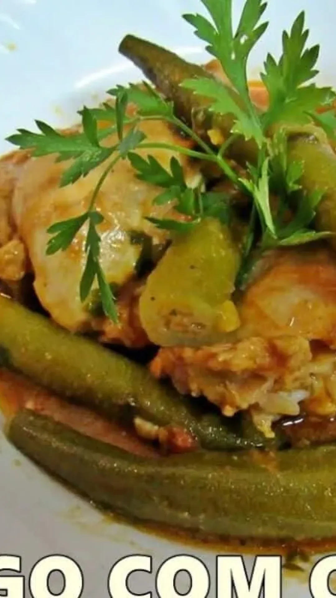 Frango com quiabo bem temperado: receita mineira do jeitinho tradicional