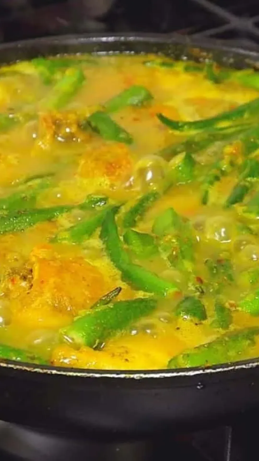 Frango com quiabo: o segredo para preparar esse prato tradicional de um jeito que fica suculento