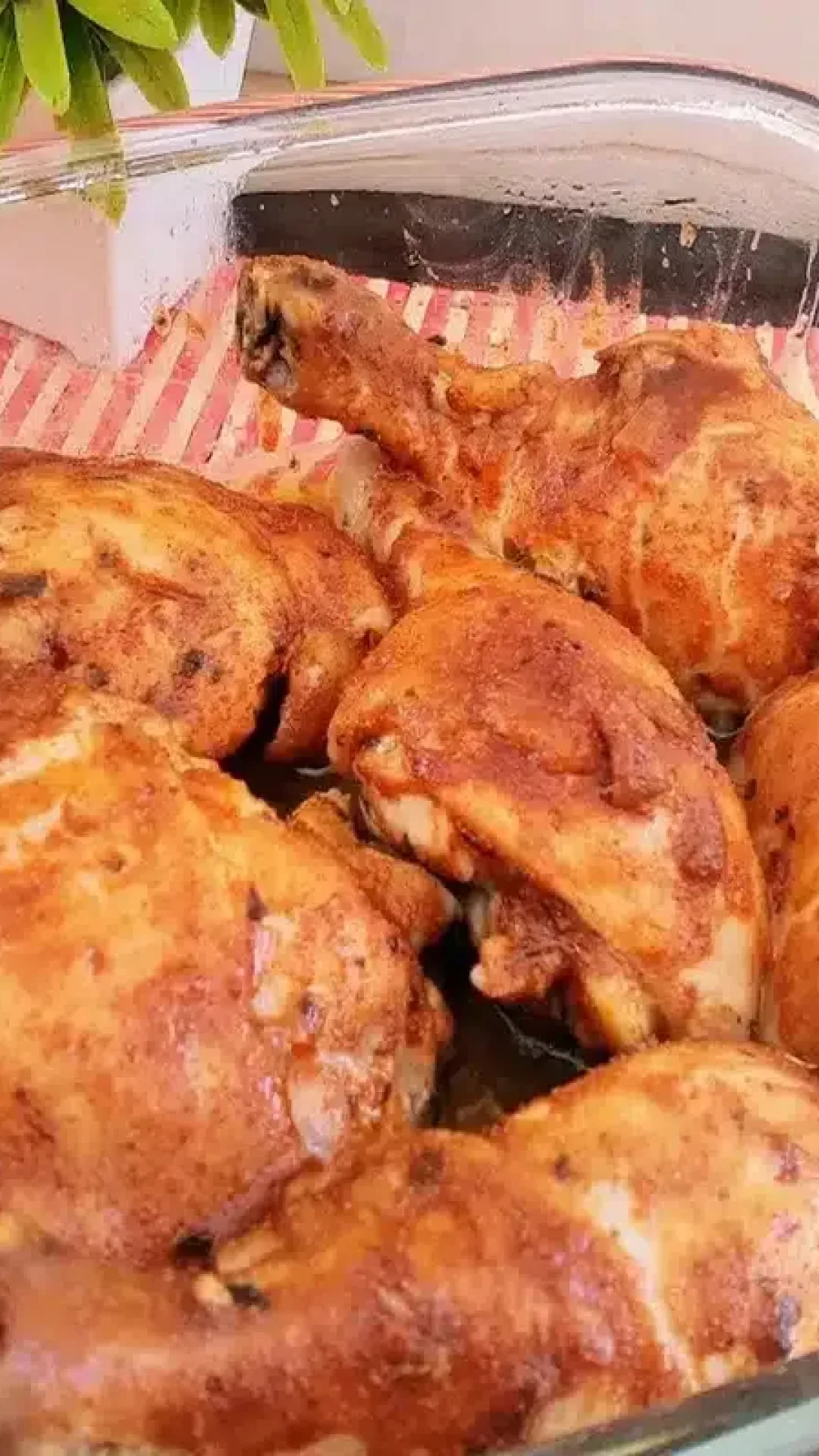 Frango de microondas que fica pronto em poucos minutos: douradinho e suculento