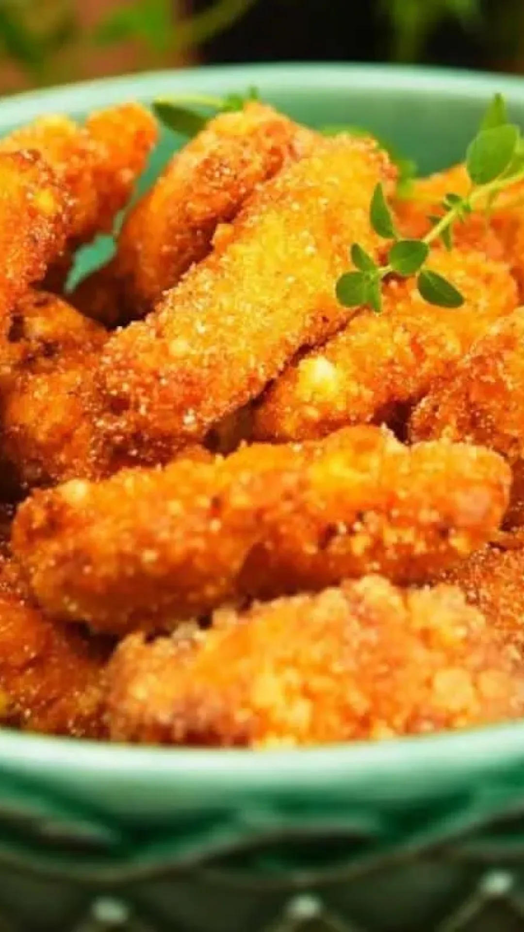 Frango empanado na tapioca e com fubá: mais crocante que esse impossível