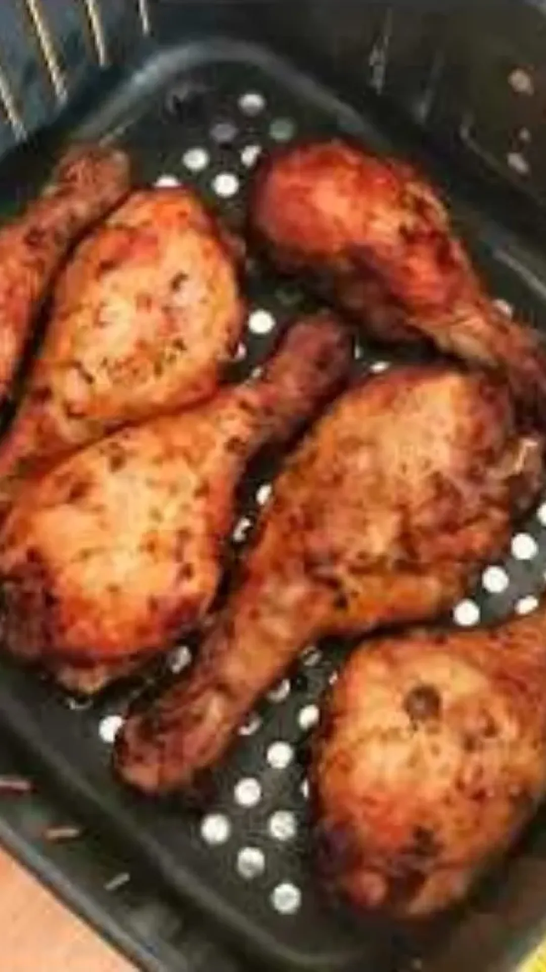Frango frito na airfryer, que fica com a carne muito suculenta e aquela casquinha crocante