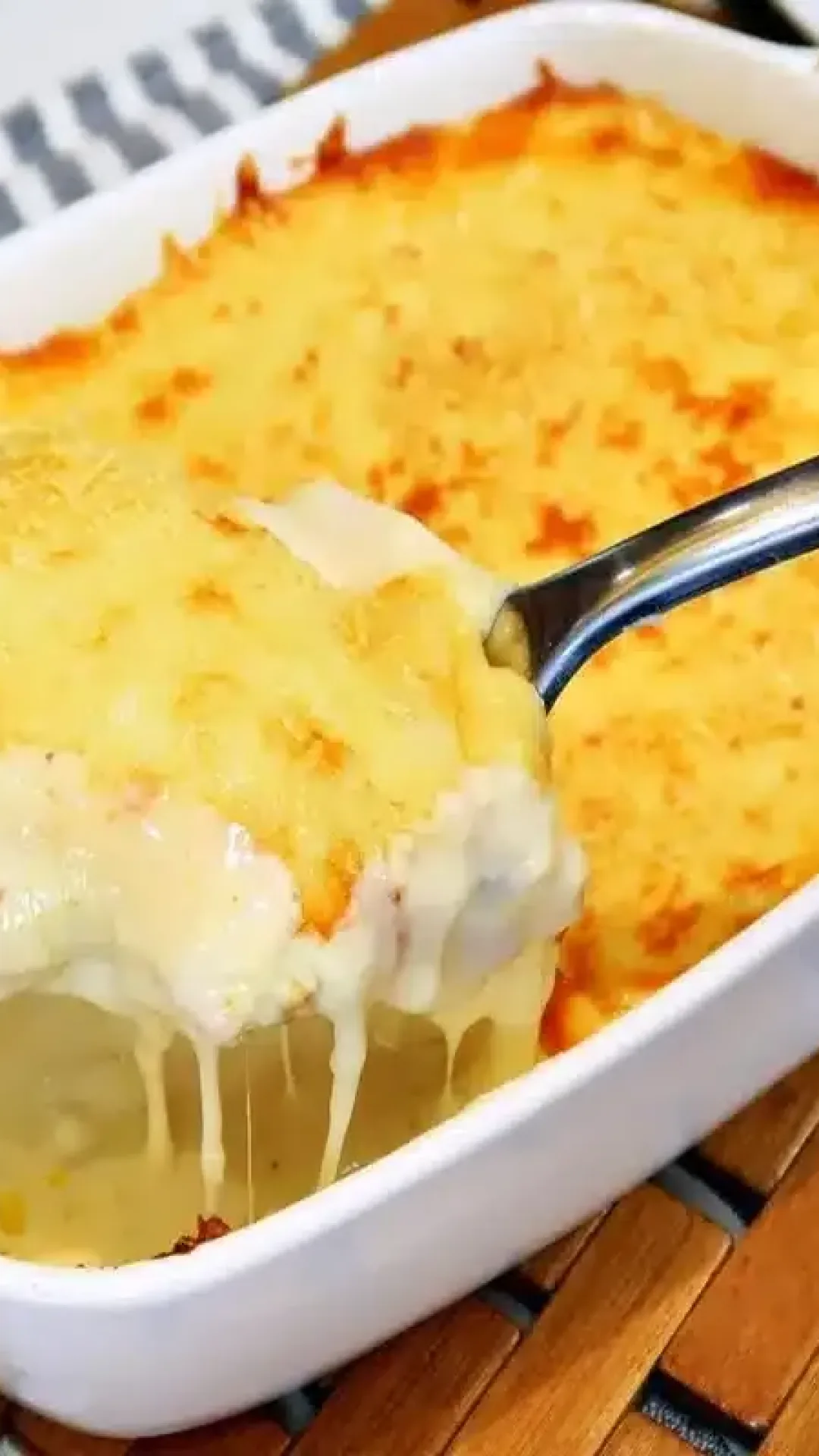 Frango gratinado com molho branco: seu almoço de domingo merece essa delícia