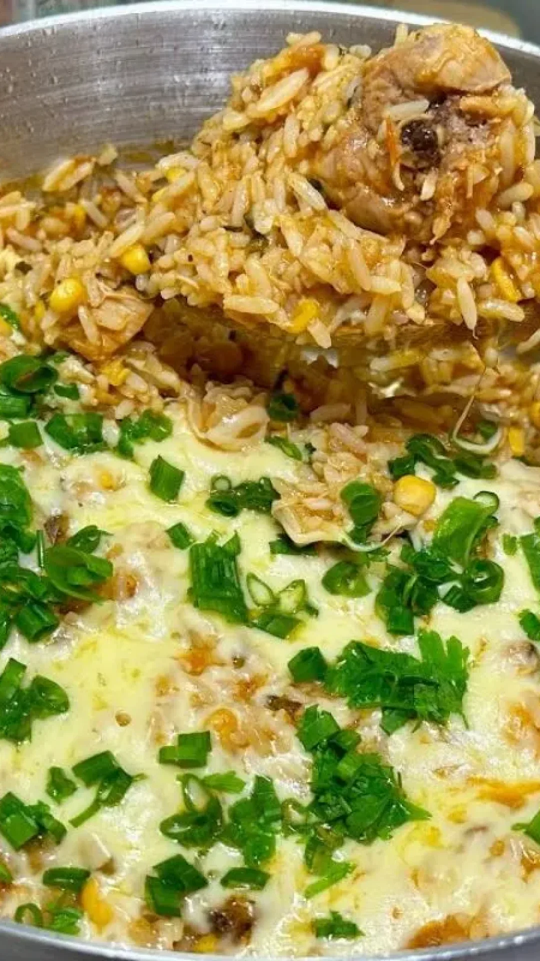Galinhada completa feita em poucos passos que fica saborosa e ideal para o almoço em família