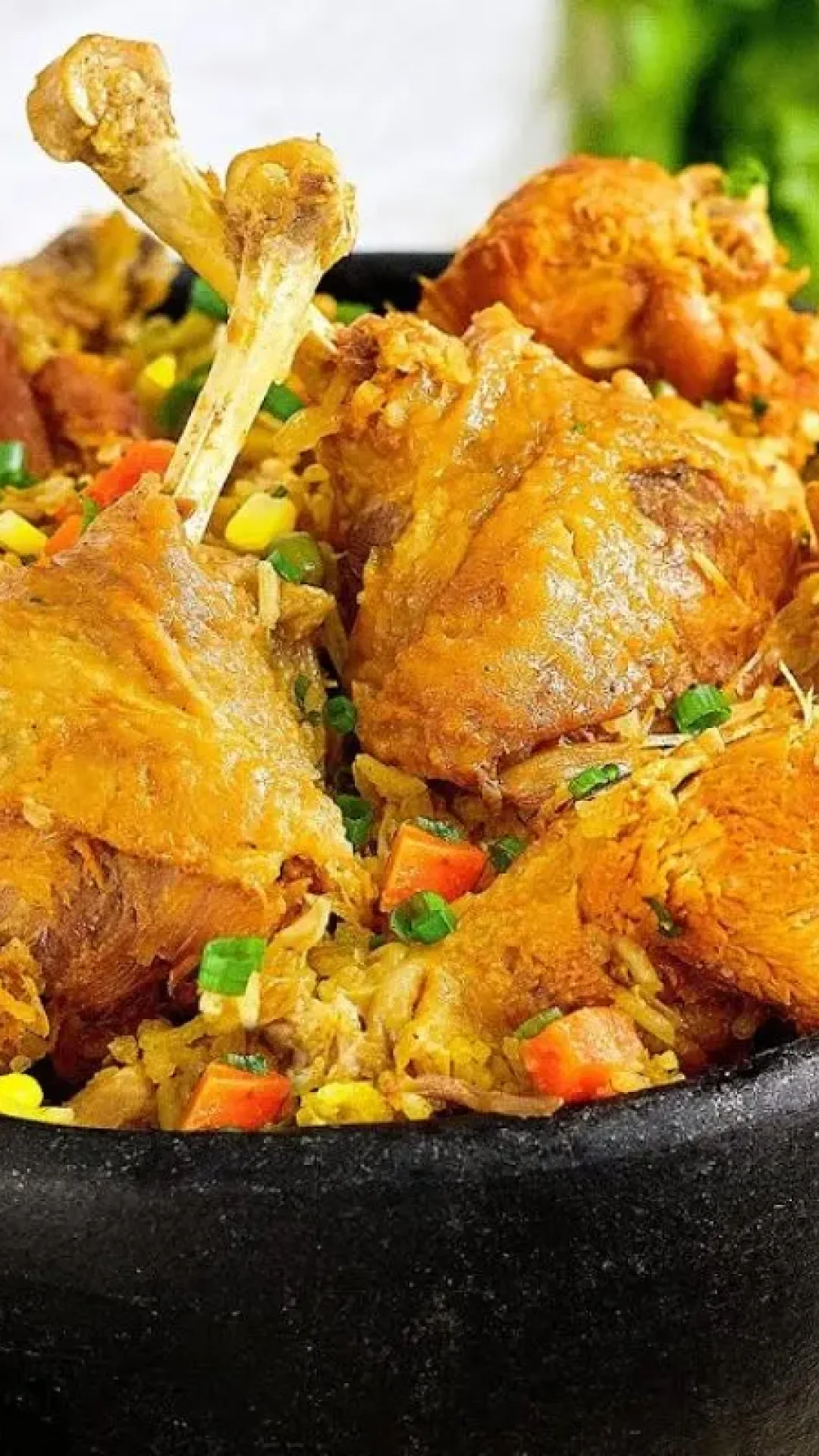 Galinhada mineira: aprenda a receita original com um tempero mineiro imbatível e cheio de tradição