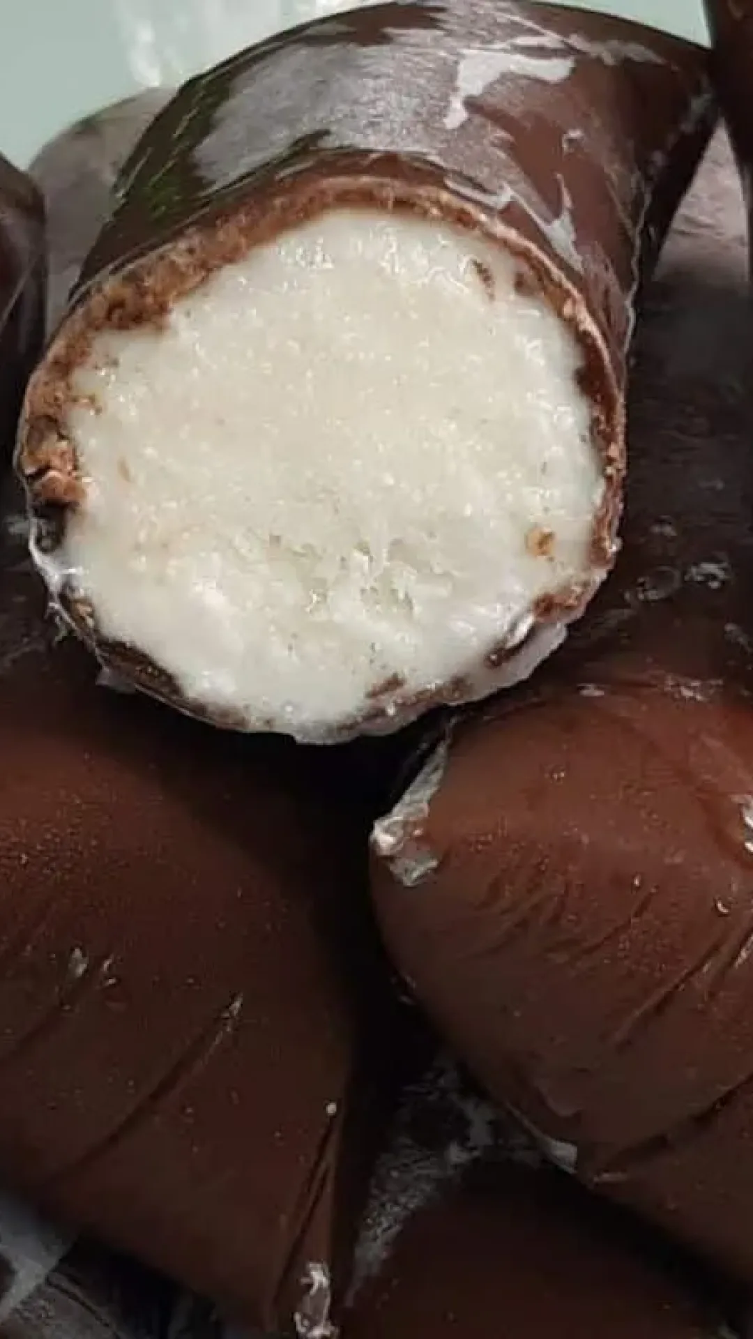 Geladinho gourmet de coco na casquinha de chocolate, para toda a família se refrescar