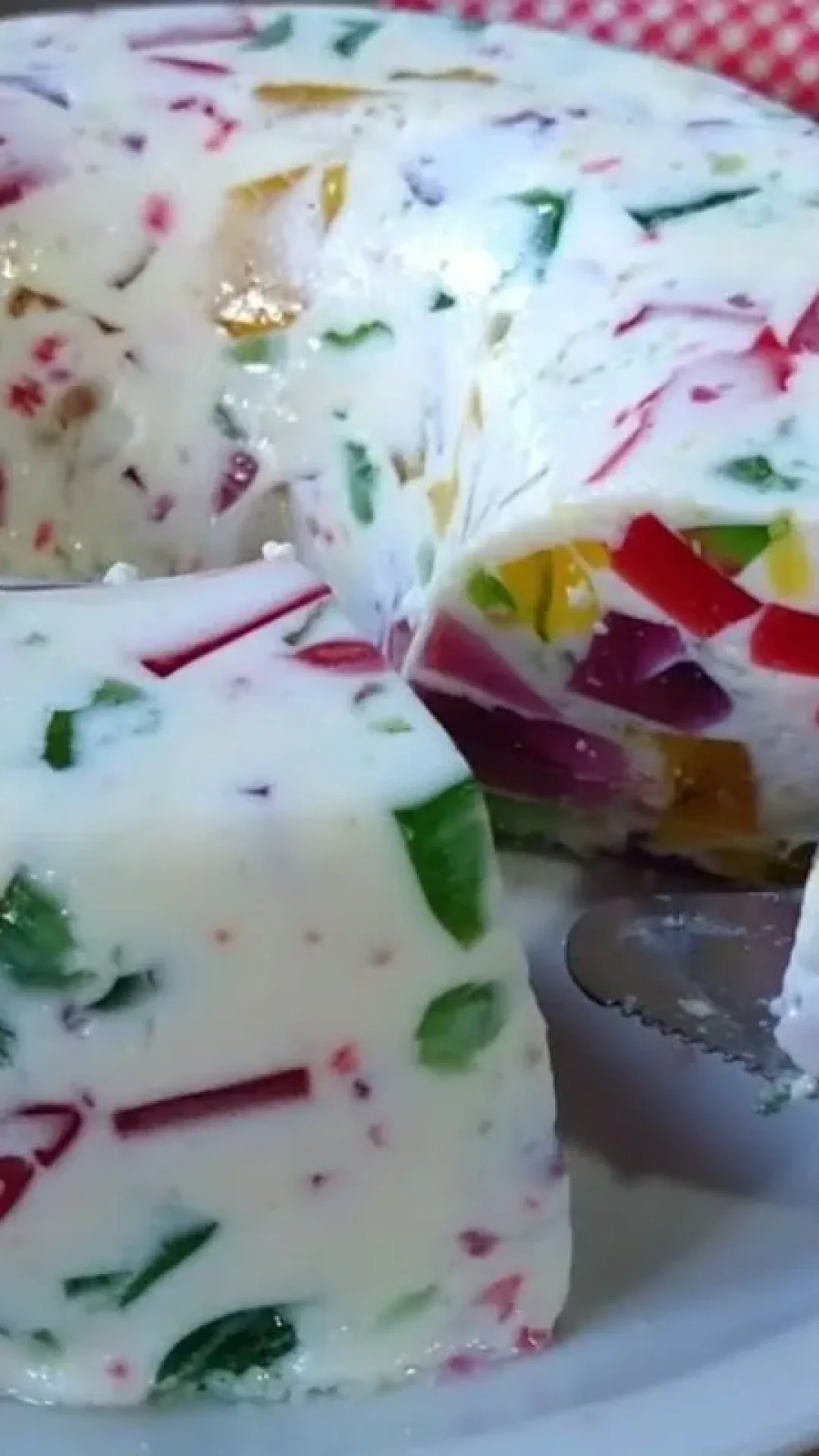 Gelatina colorida com creme especial, uma sobremesa linda que as crianças adoram