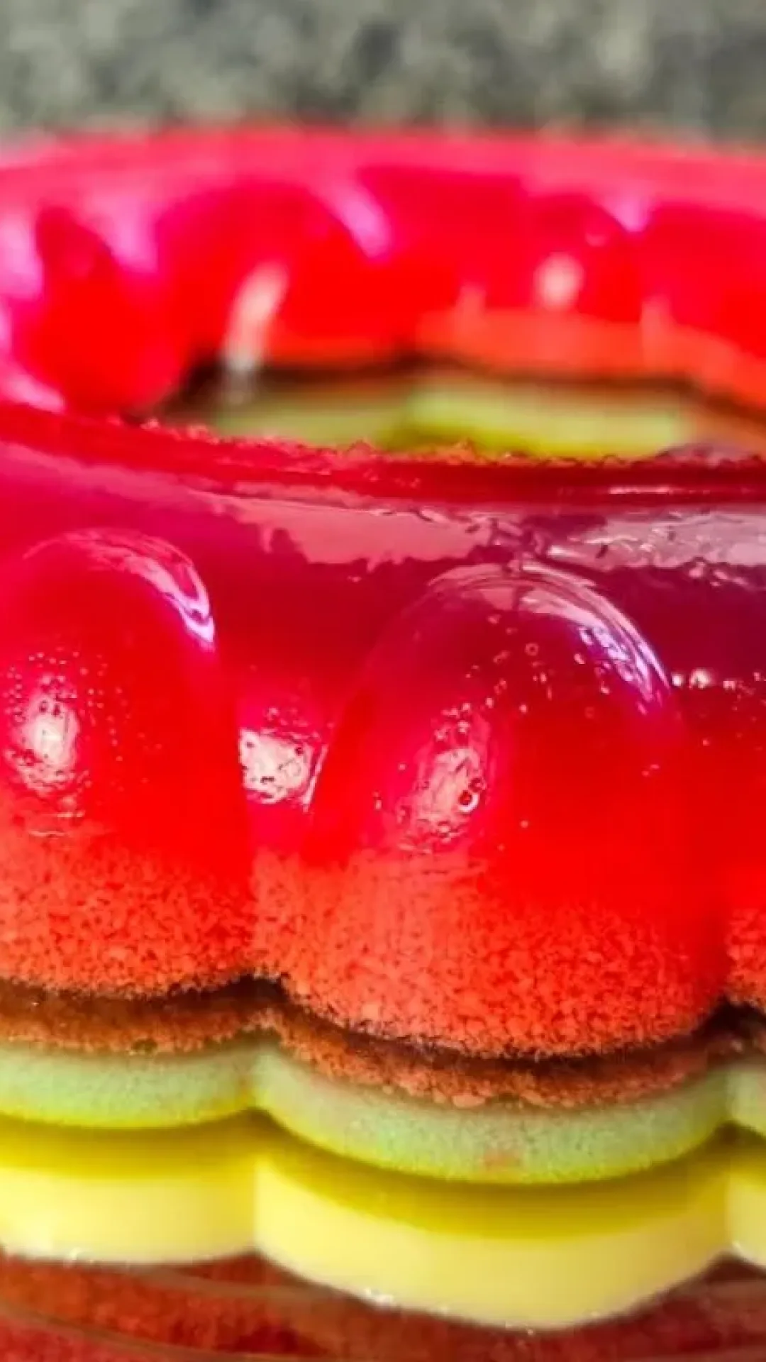 Gelatina de três sabores, uma sobremesa em camadas, linda e colorida, que é fácil de preparar e será um sucesso