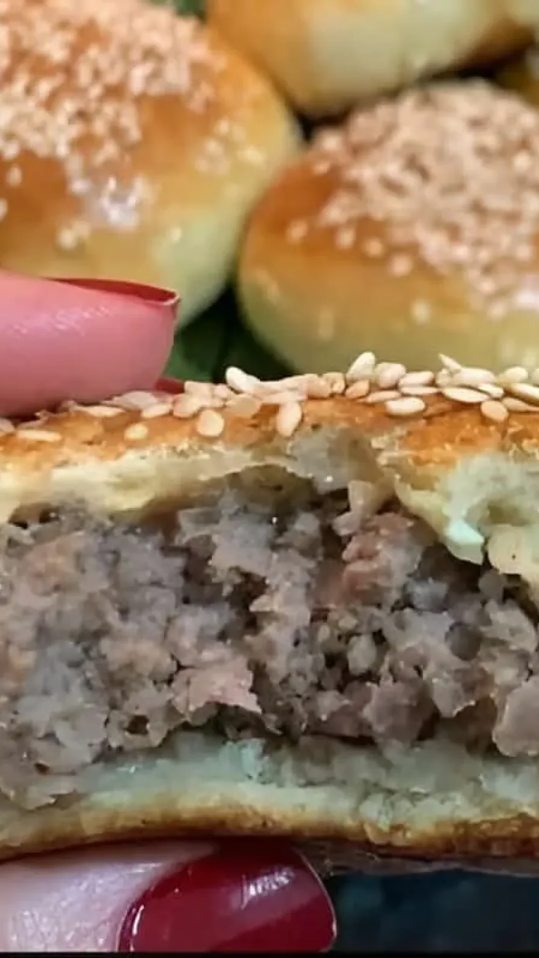 Hambúrguer assado feito com hambúrguer caseiro muito fácil e perfeito para o lanche