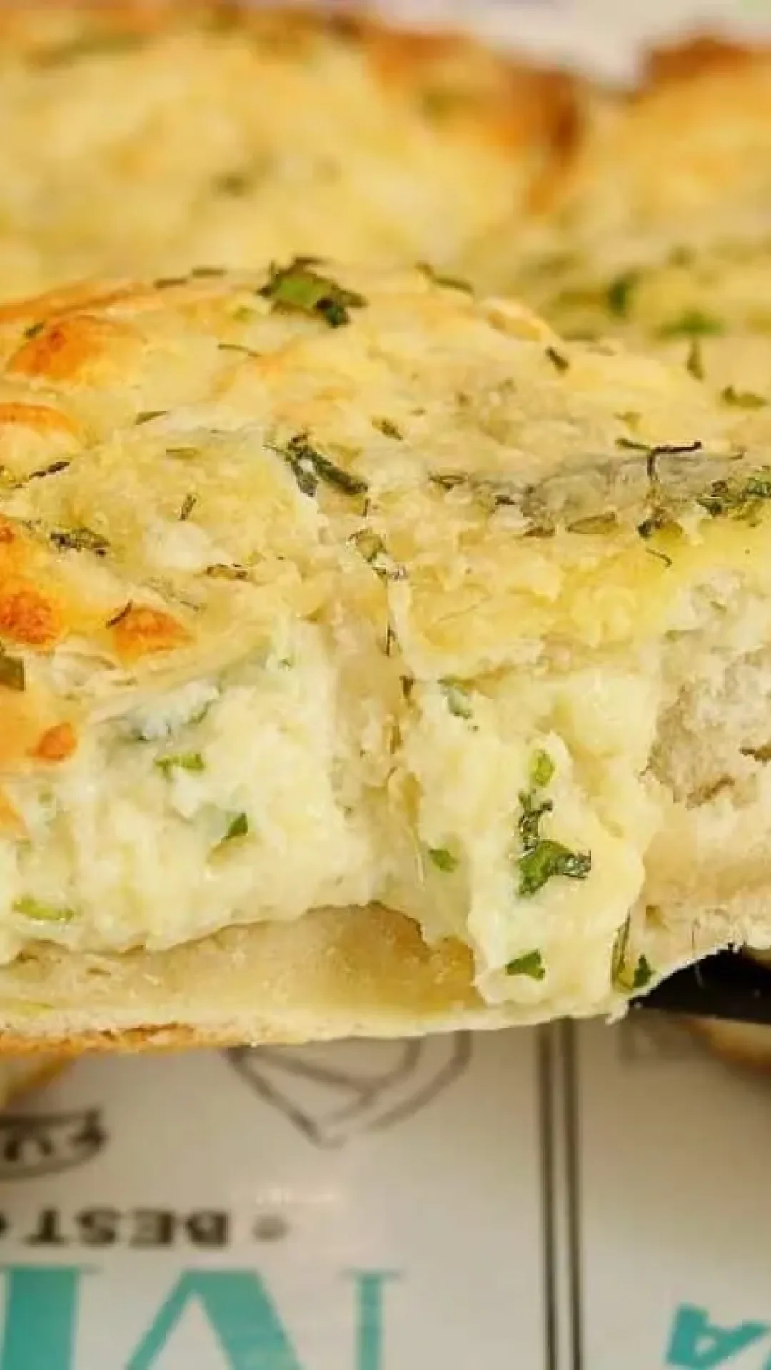 Lanchão de pão de alho impossível comer apenas um pedaço desse lanche recheado e saboroso