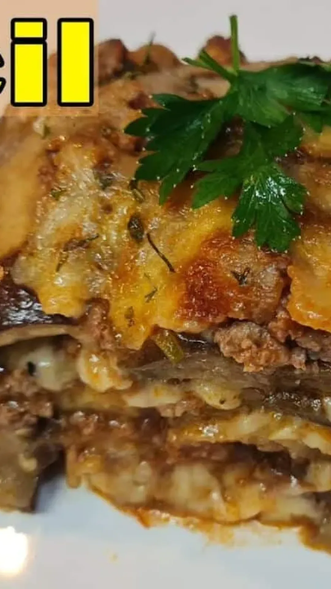 Lasanha de berinjela a bolonhesa com muito queijo e um molho encorpado, perfeita para o almoço de domingo