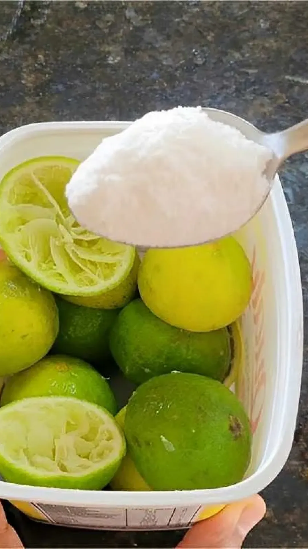 Limpador multiuso caseiro feito com ingredientes que você tem em casa