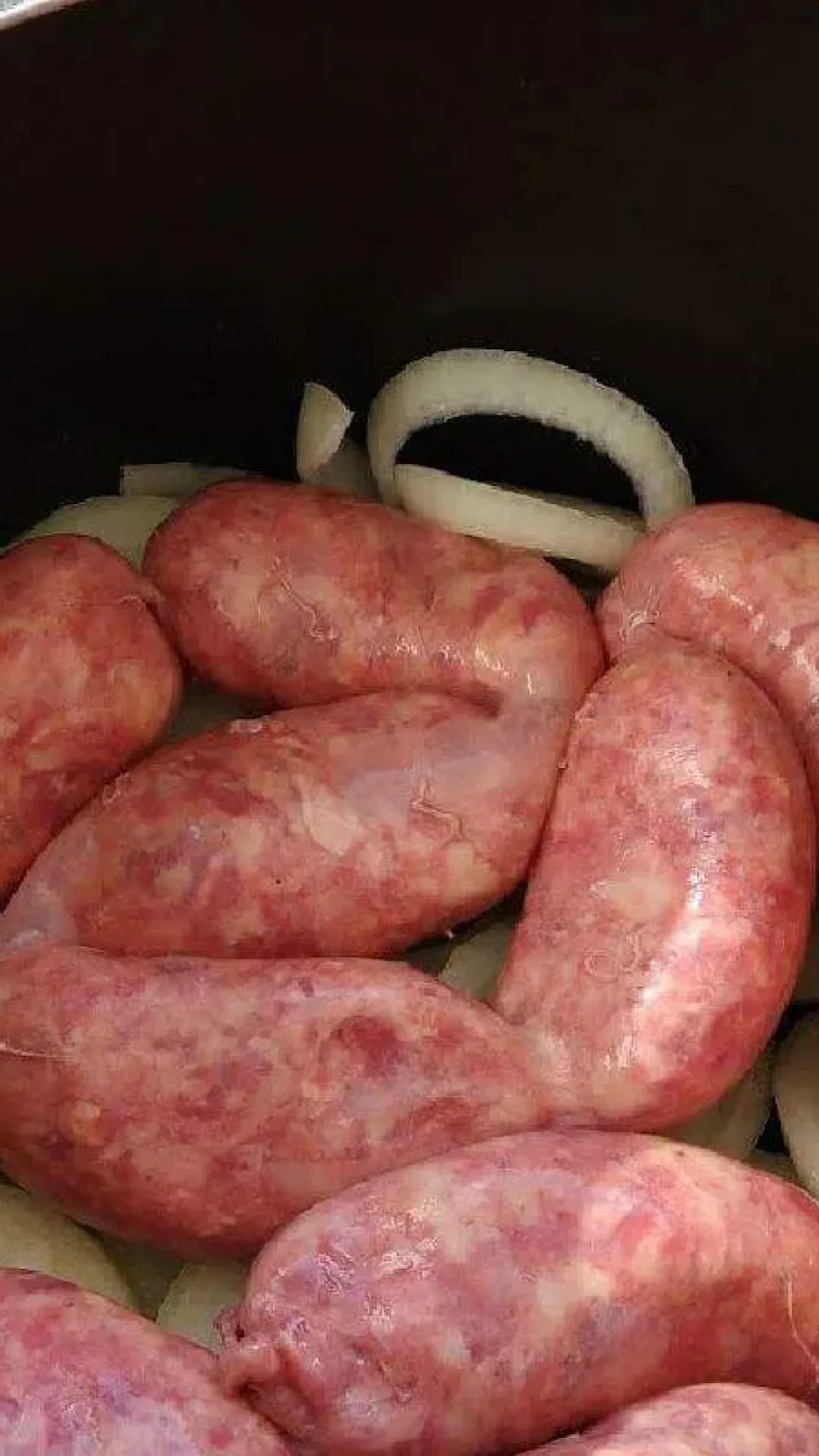 Linguiça assada na panela de pressão fica mais saborosa do que você pode imaginar