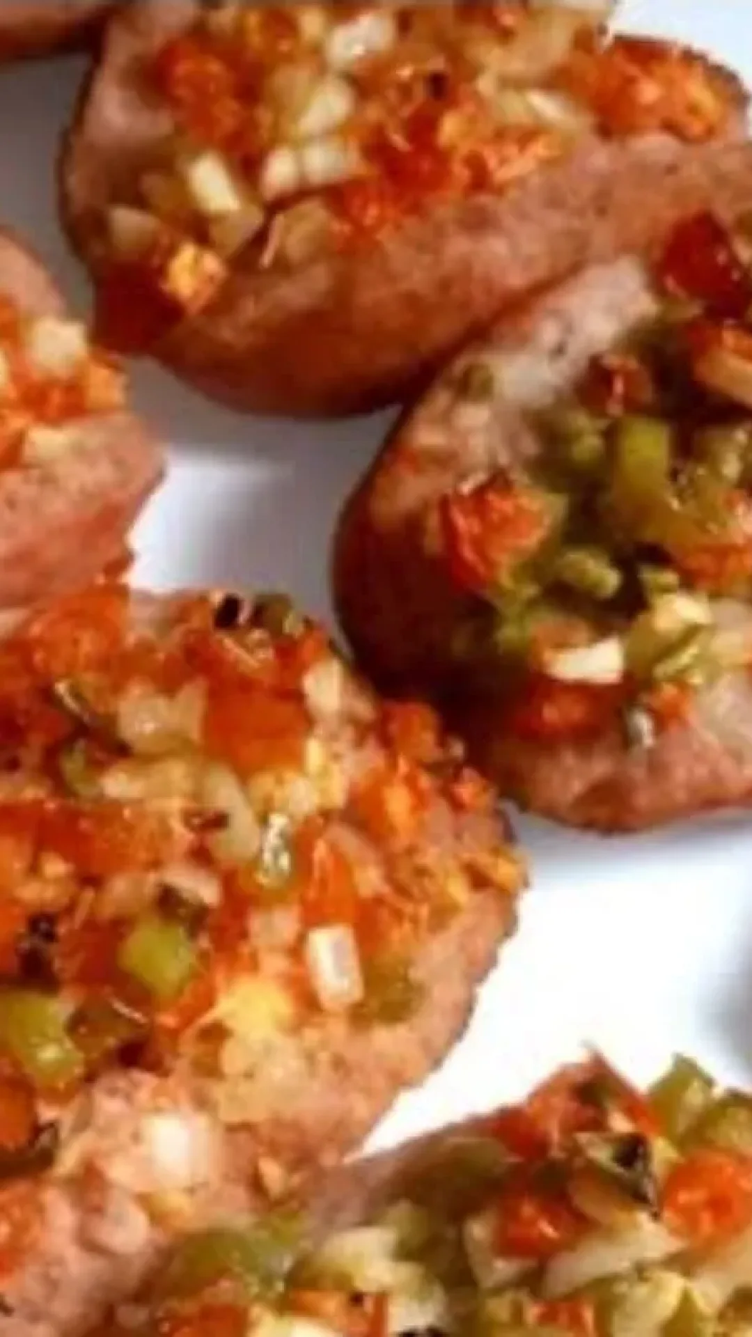Linguiça recheada: veja qual o segredo do preparo para fazer essa delícia assada no forno que fica super suculenta e perfeita para servir aos amigos